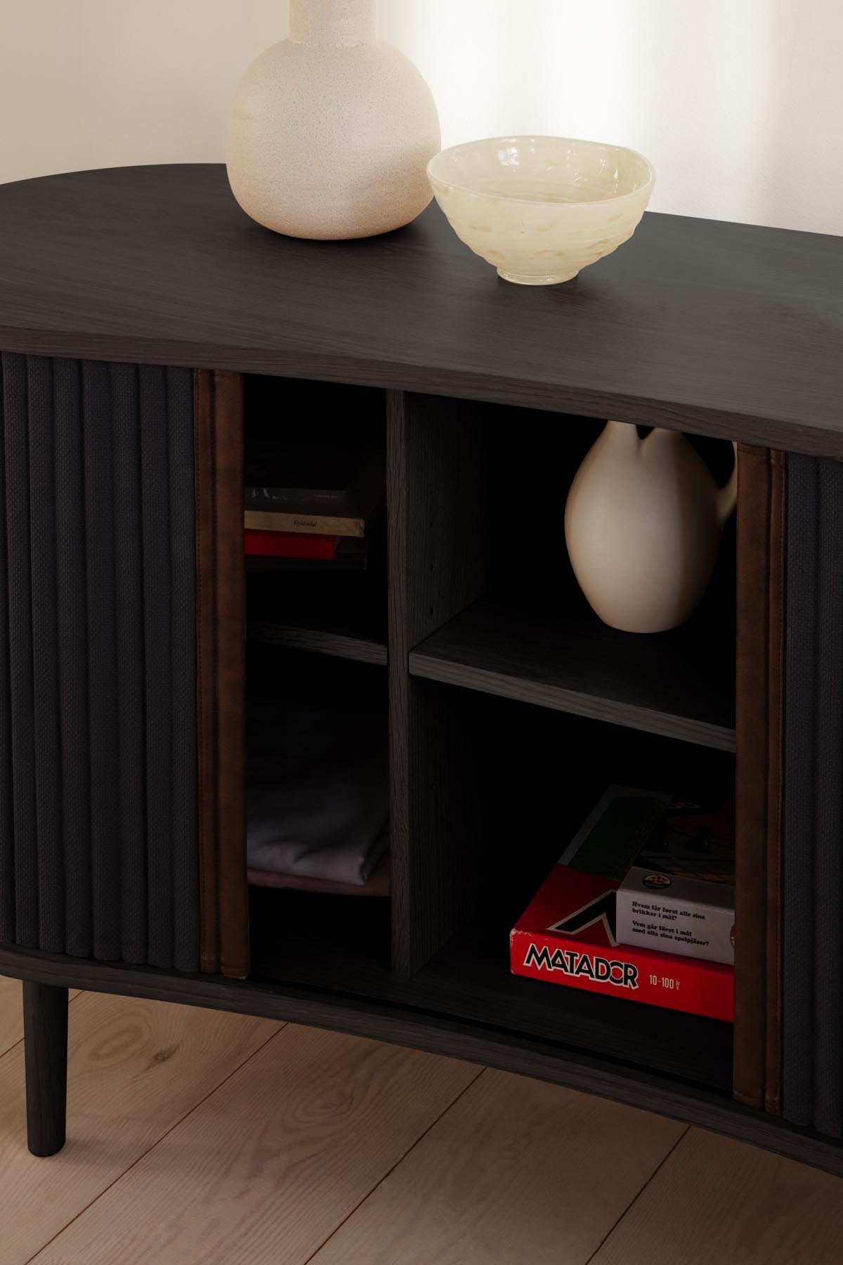 Modernes Audacious Sideboard von Umage, das durch seine klare Linienführung und stilvolle Farbgebung eine zeitgemäße Atmosphäre schafft.