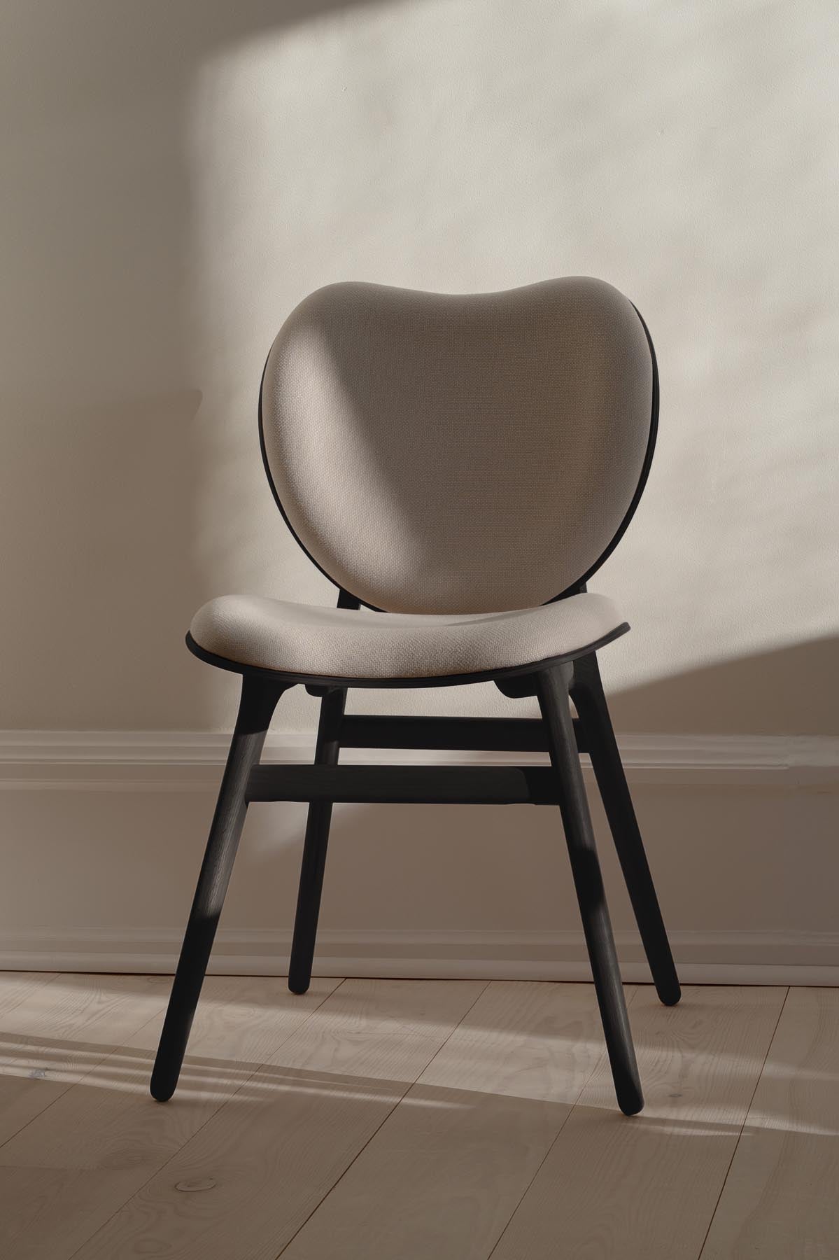 A Conversation Piece Esszimmerstuhl in White Sands präsentiert im Onlineshop von KAQTU Design AG. Stuhl ist von Umage