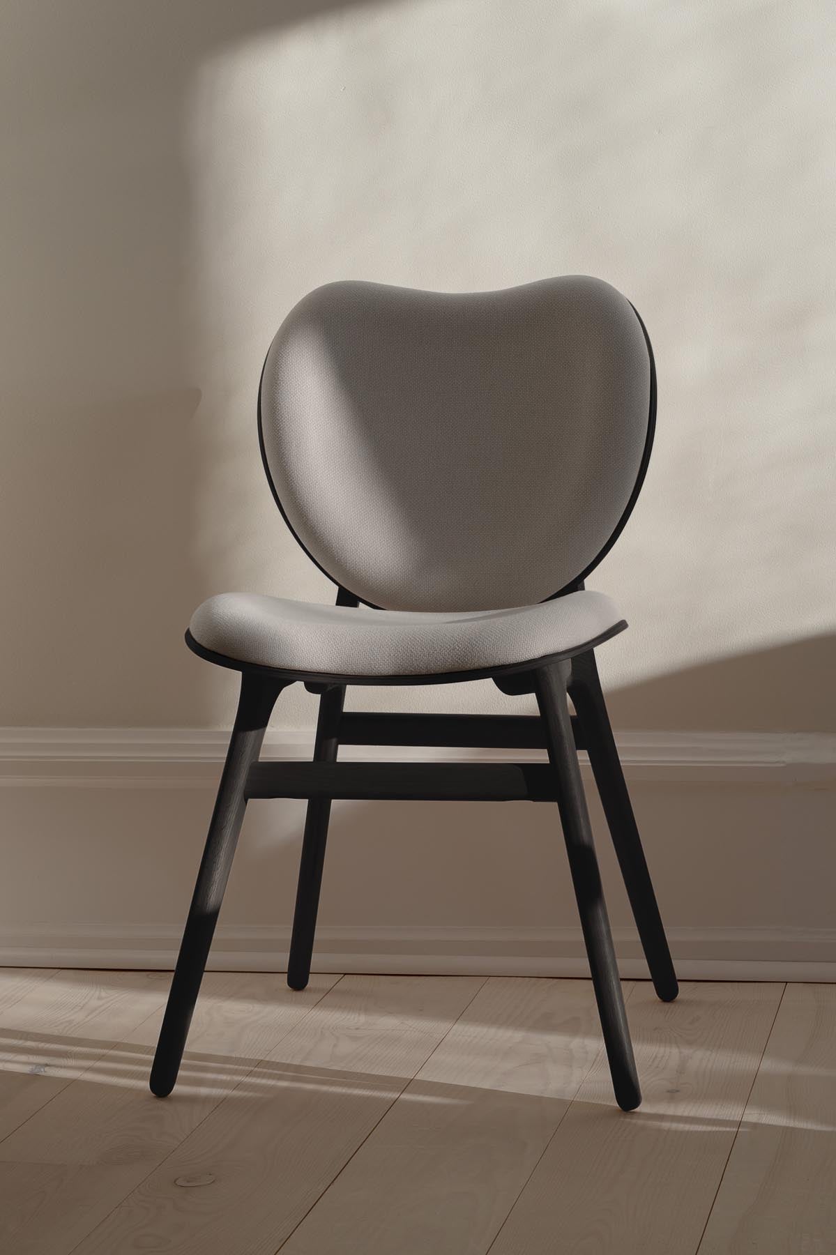 Eleganter Esszimmerstuhl A Conversation Piece von Umage in stilvollem Sterling, ideal für gemütliche Esszimmer und gesellige Anlässe.
