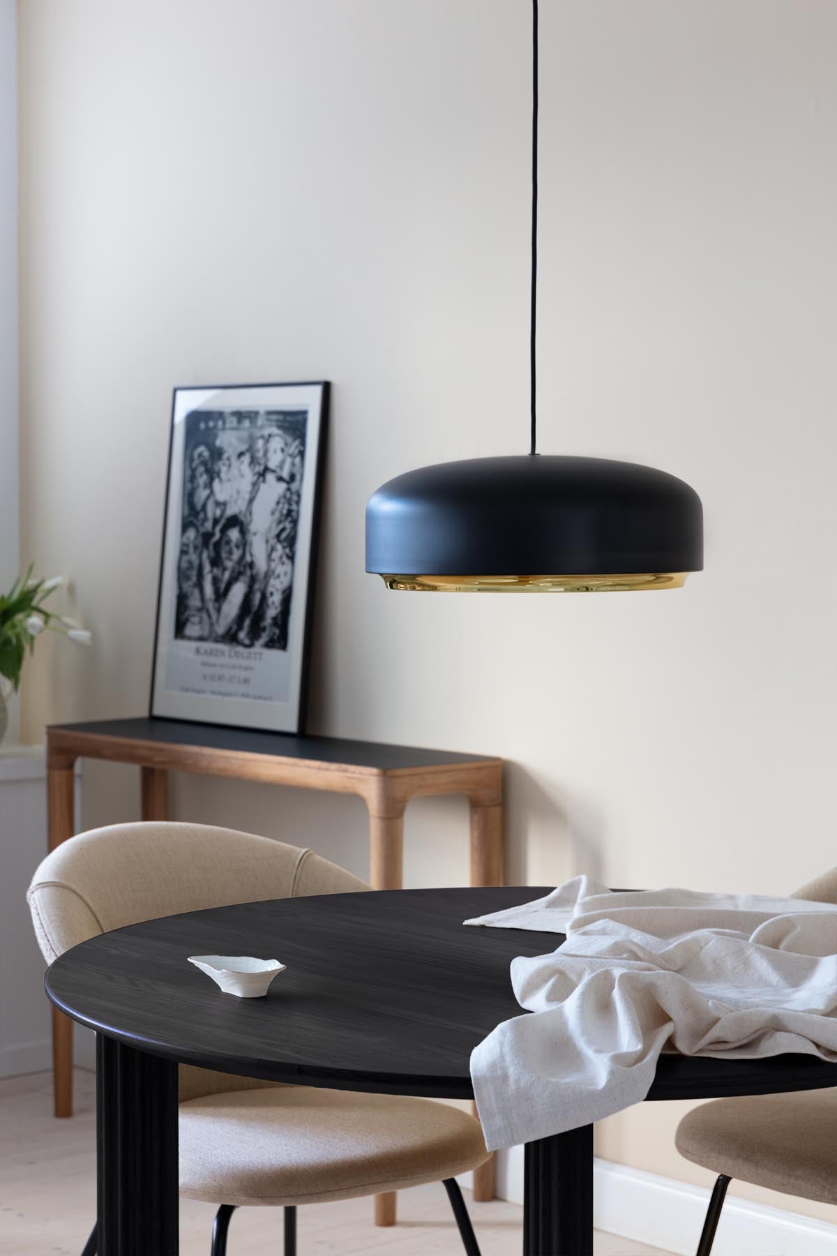 Comfort Circle Esstisch in Black Oak/Rippled präsentiert im Onlineshop von KAQTU Design AG. Esstisch ist von Umage