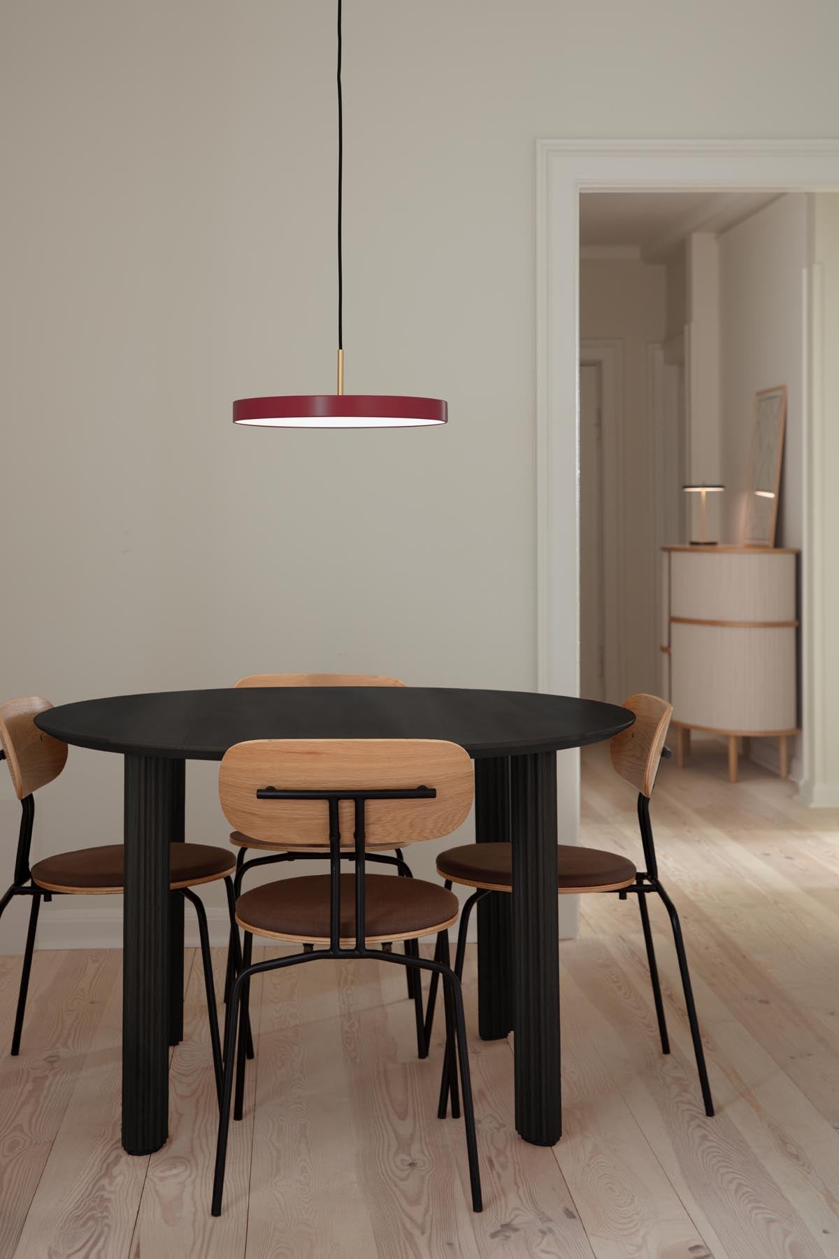 Moderner Comfort Circle Esstisch in Black Oak, perfekt für gemütliche Esszimmer und gesellige Runden, entworfen von Umage.
