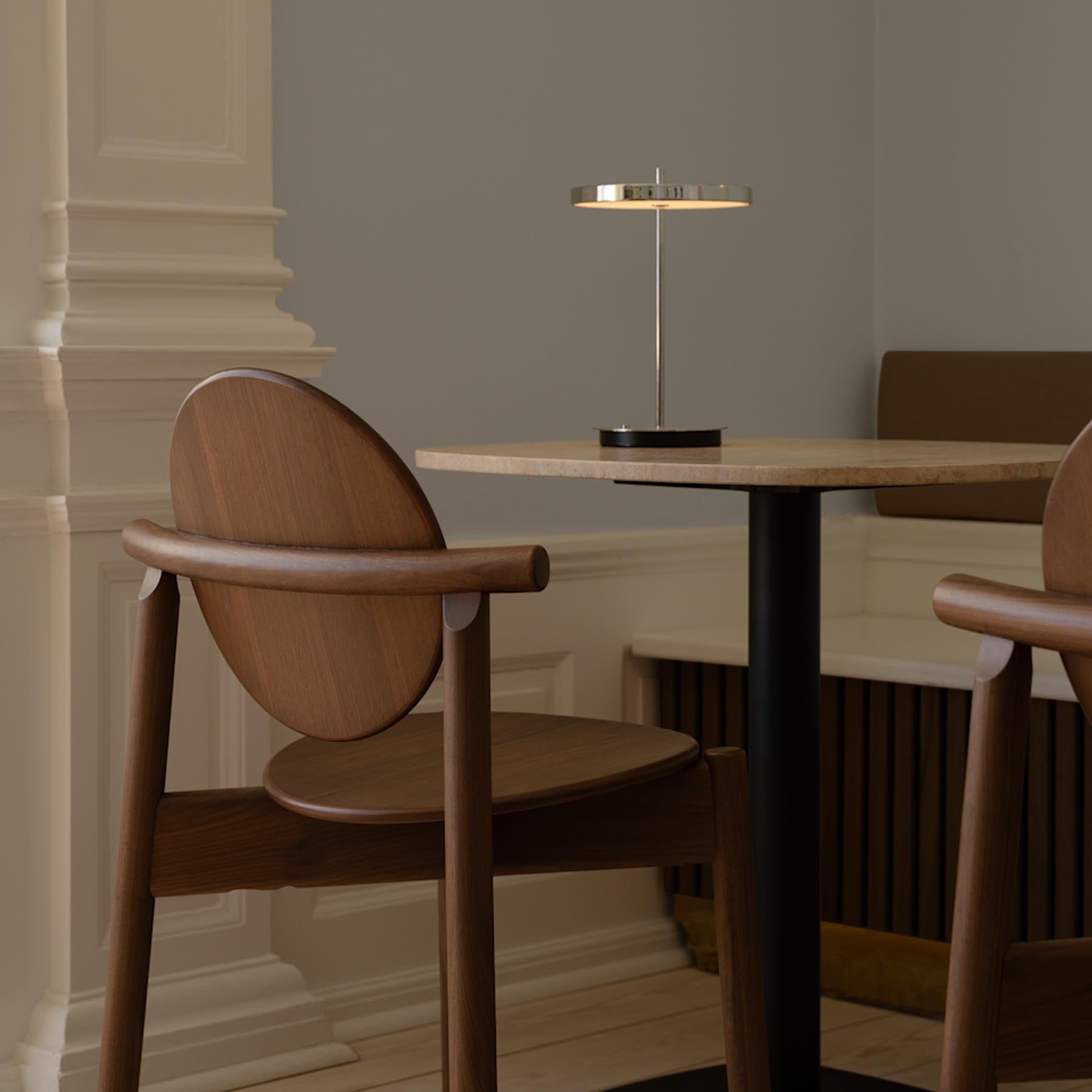 Eleganter Gather Cafétisch von Umage in Travertin, ideal für stilvolle Essbereiche und gesellige Zusammenkünfte.