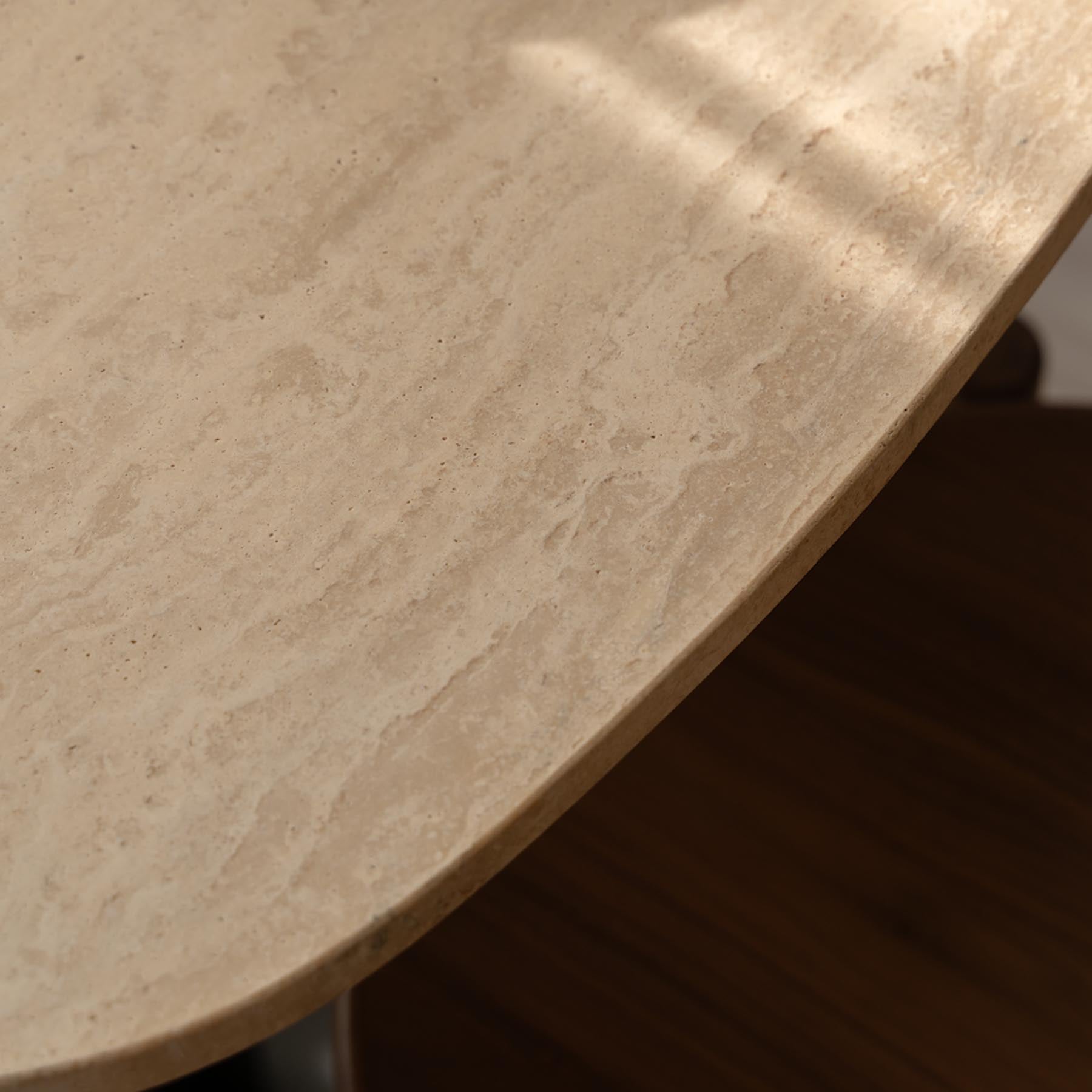 Moderner Gather Cafétisch von Umage in Travertin, perfekt für gemütliche Essensrunden und stilvolle Einrichtungsideen.
