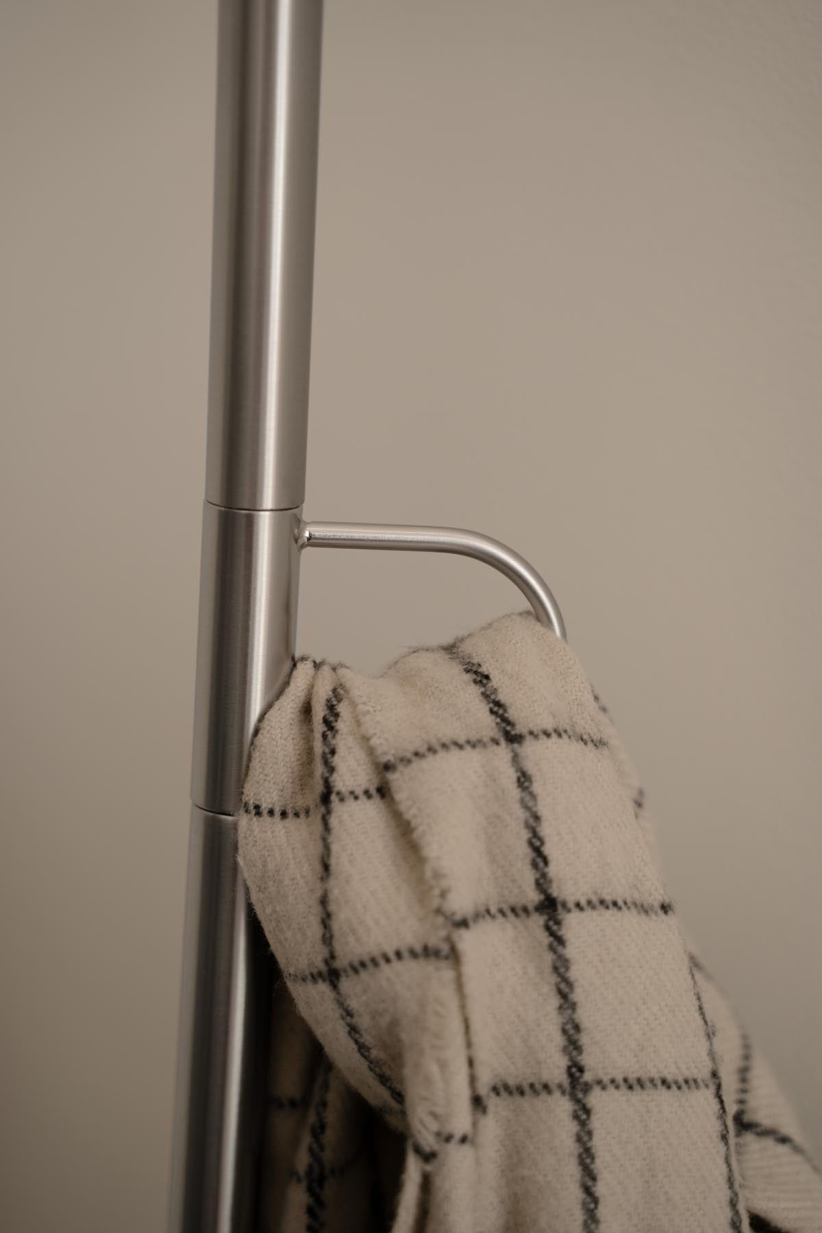 Eleganter Kleiderständer "Lean On Me" von Umage, gefertigt aus hochwertigem Stahl, ideal für eine schicke und funktionale Garderobe.