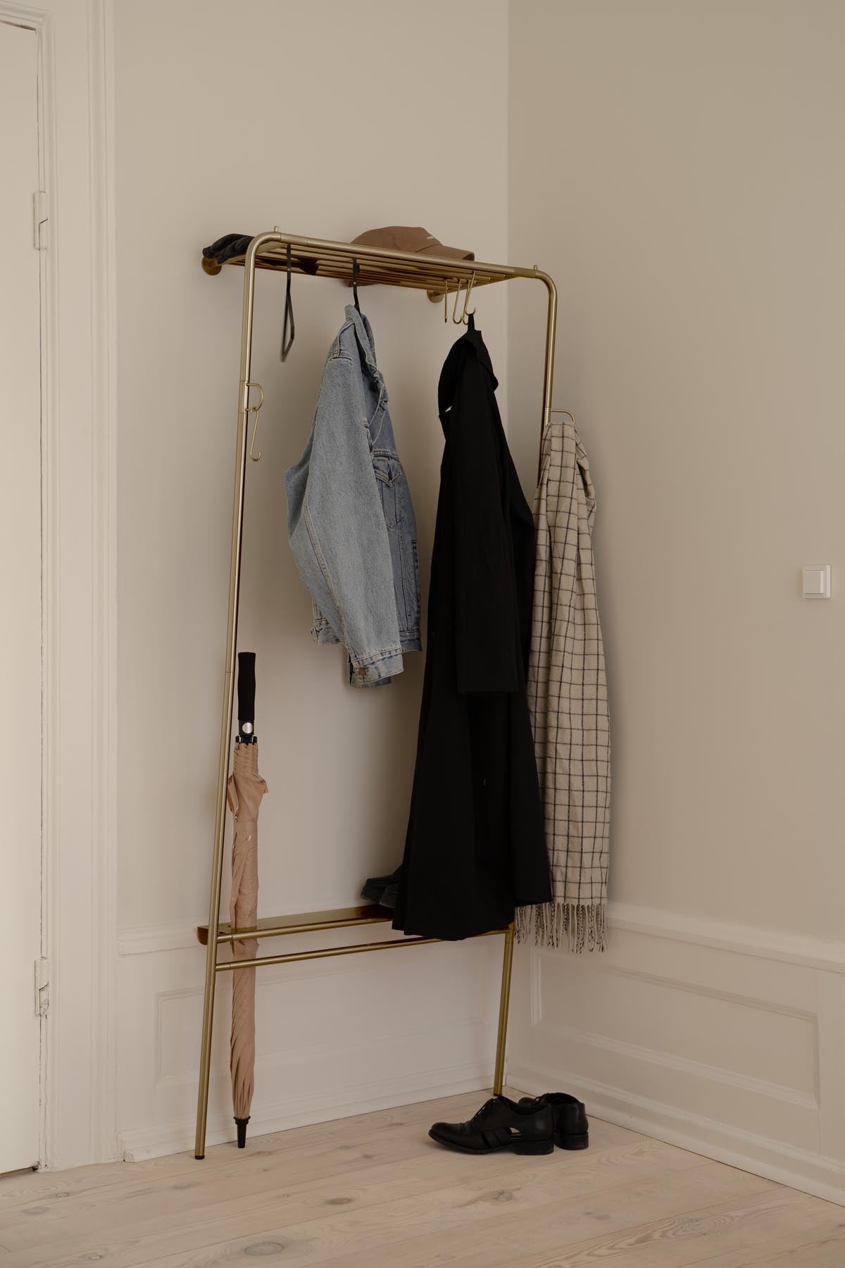 Moderner Kleiderständer "Lean On Me" in edlem Messing, perfekt für eine stilvolle und funktionale Garderobe in jedem Zuhause.