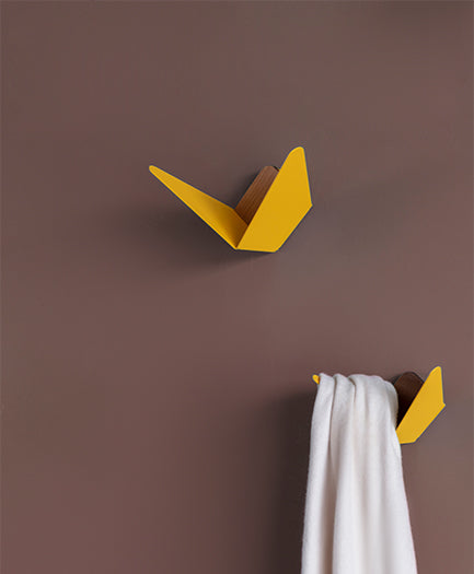 Butterflies Kleiderhaken in Saffron Yellow präsentiert im Onlineshop von KAQTU Design AG. Kleiderhaken ist von Umage