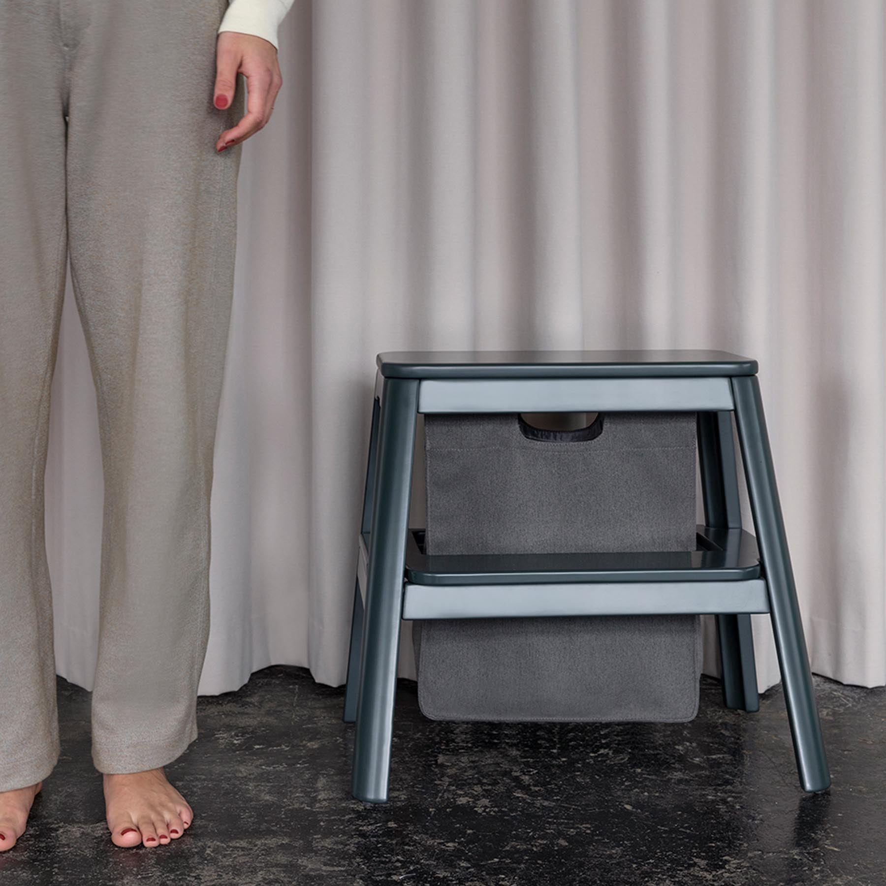 Eleganter Step it Up Tritthocker in Anthrazitgrau, ideal als stilvolle Tischleuchte von Umage, präsentiert in modernem Ambiente.