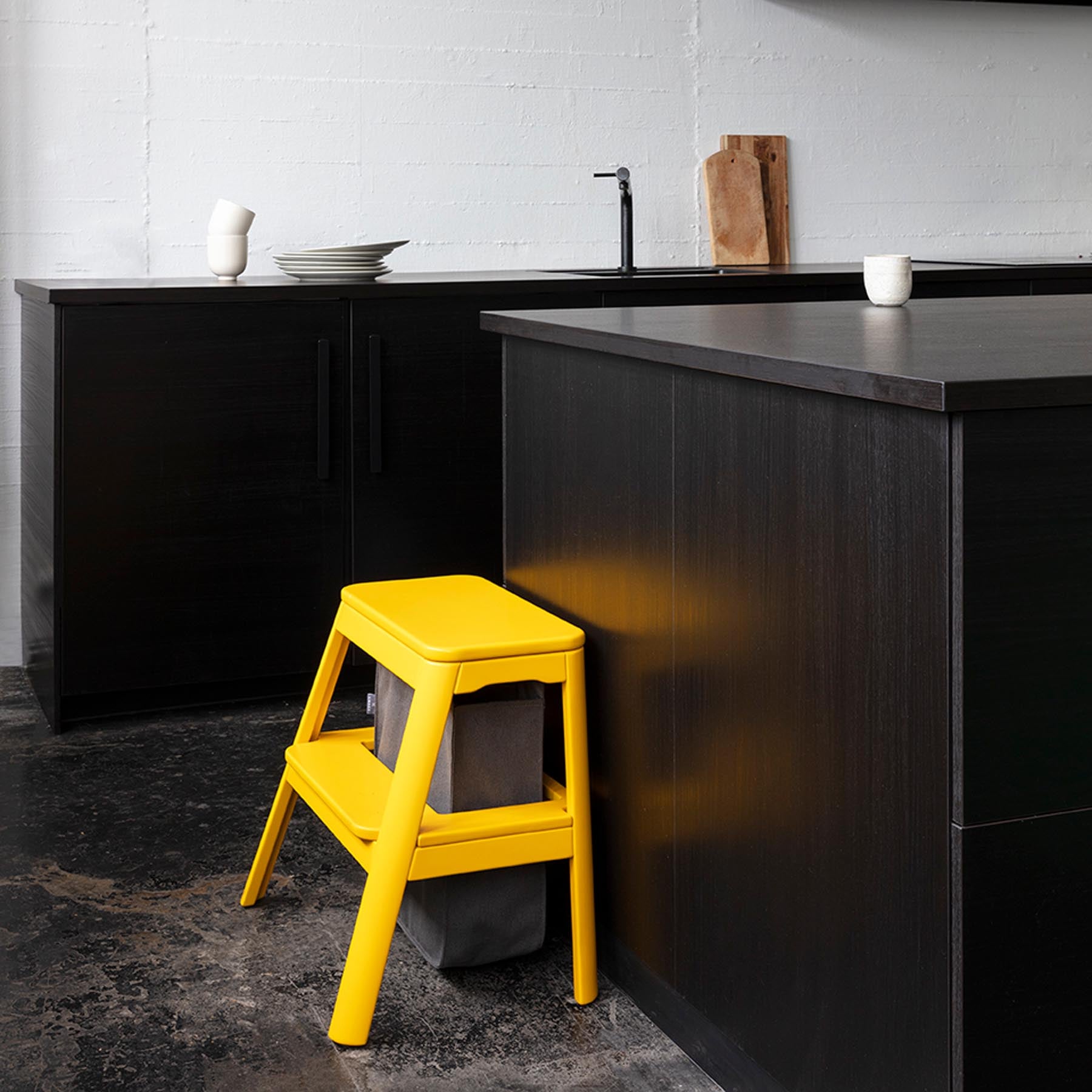 Eleganter Step it Up Tritthocker in Saffron Yellow, ideal als Tischleuchte, stilvoll und funktional, präsentiert von Umage.