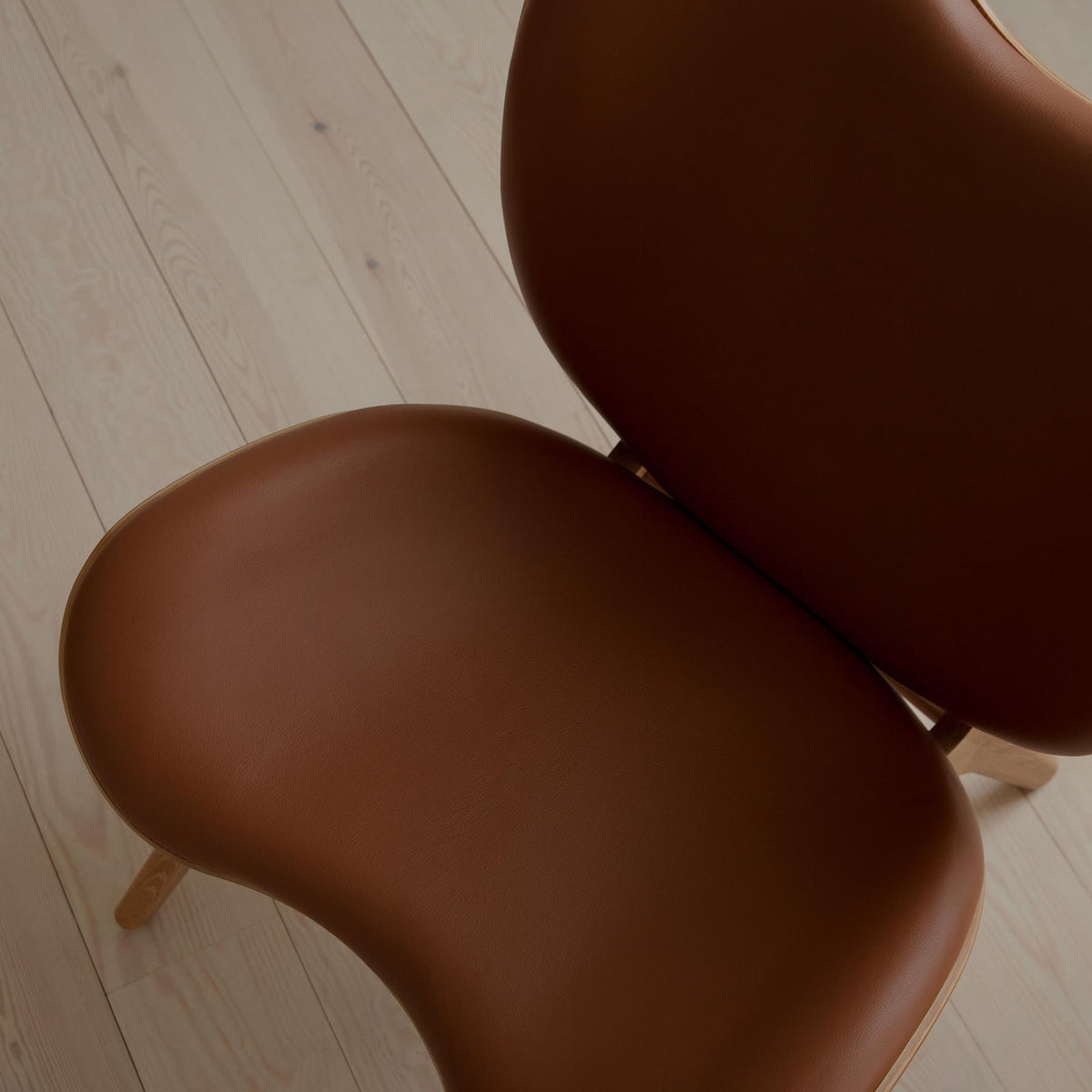 A Conversation Piece Low Sessel in Cognac präsentiert im Onlineshop von KAQTU Design AG. Sessel ist von Umage