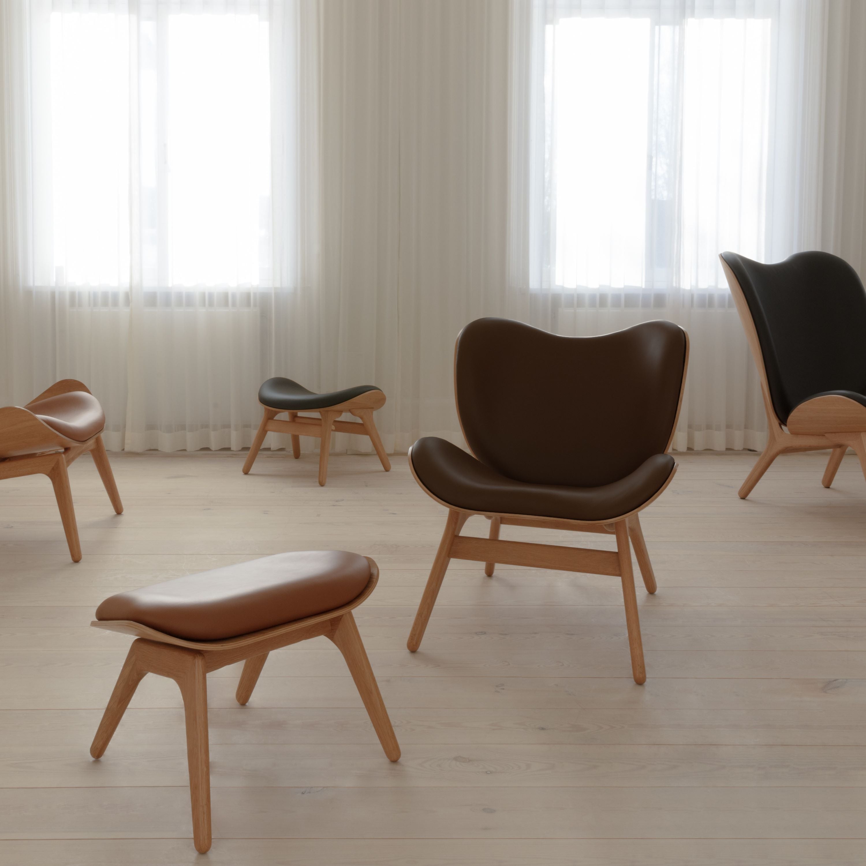 Eleganter A Conversation Piece Low Sessel von Umage in sanftem Braun, ideal für gemütliche Stunden und stilvolle Einrichtungsideen.