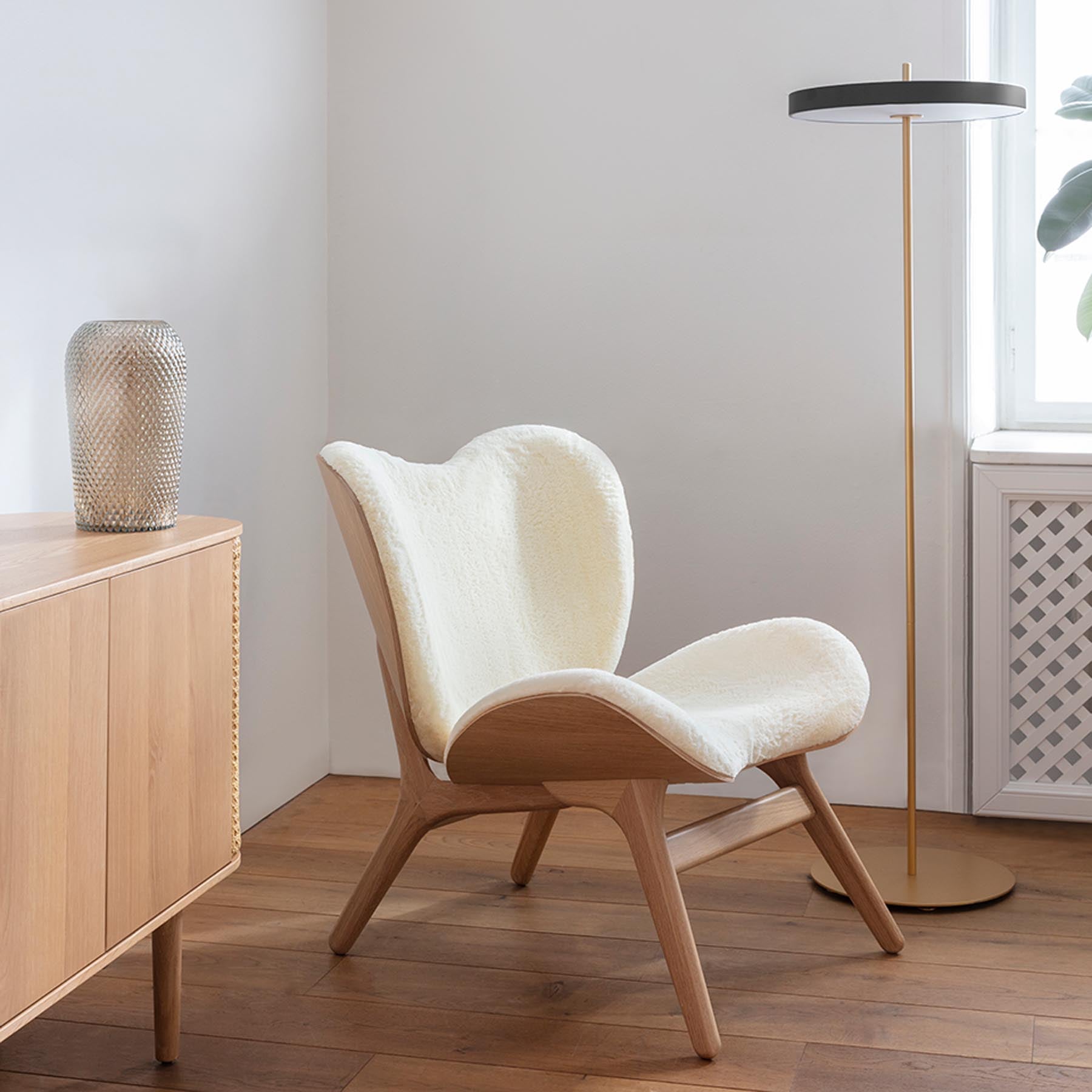 Gemütlicher A Conversation Piece Low Sessel in Teddy White, harmonisch in einem zeitgenössischen Wohnraum platziert.