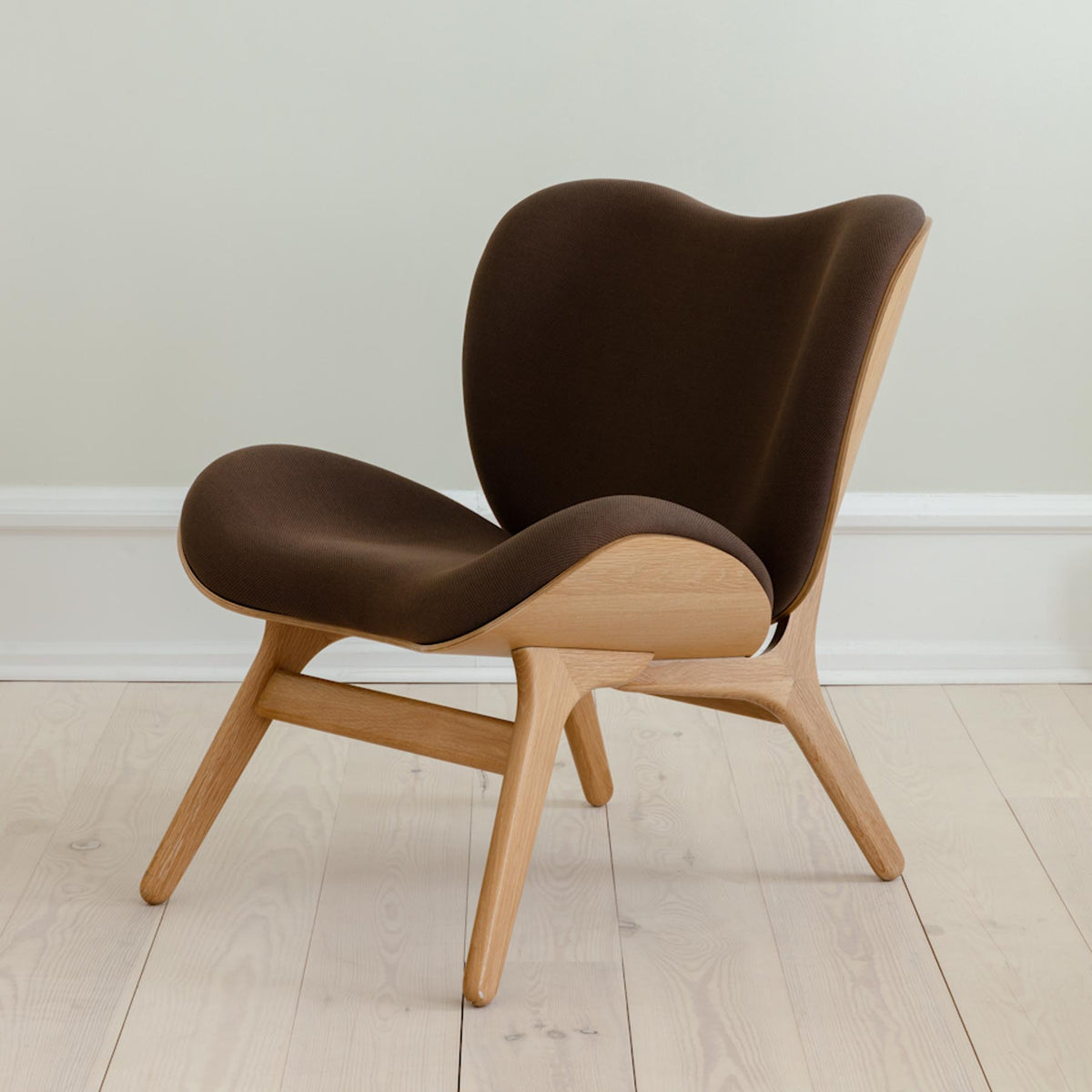A Conversation Piece Low Sessel in Mocca präsentiert im Onlineshop von KAQTU Design AG. Sessel ist von Umage