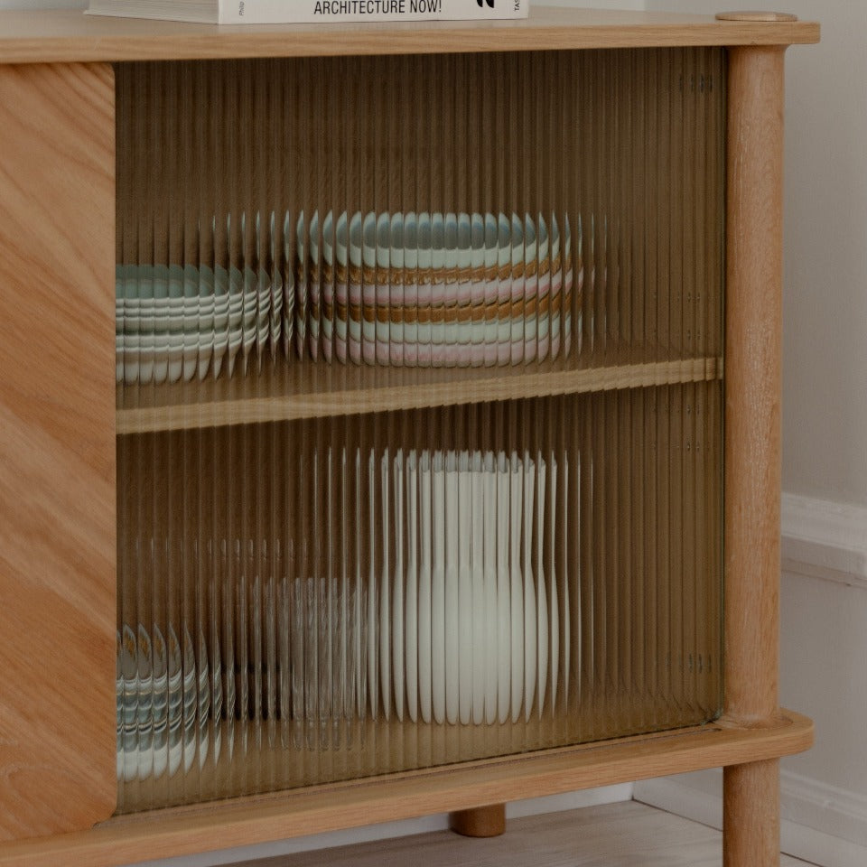 Italic Sideboard in Wood/Glass präsentiert im Onlineshop von KAQTU Design AG. Sideboard ist von Umage
