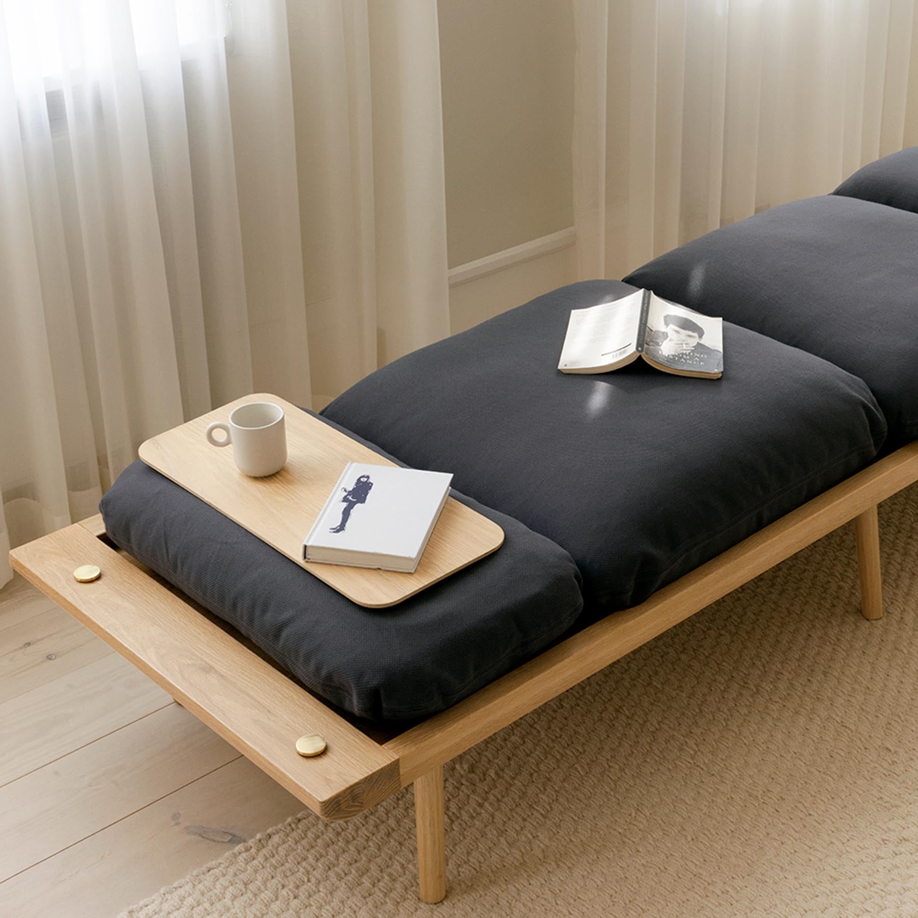 Gemütliches Lounge Around Daybed in stilvollem Shadow, ideal für entspannte Stunden und modernes Wohndesign.