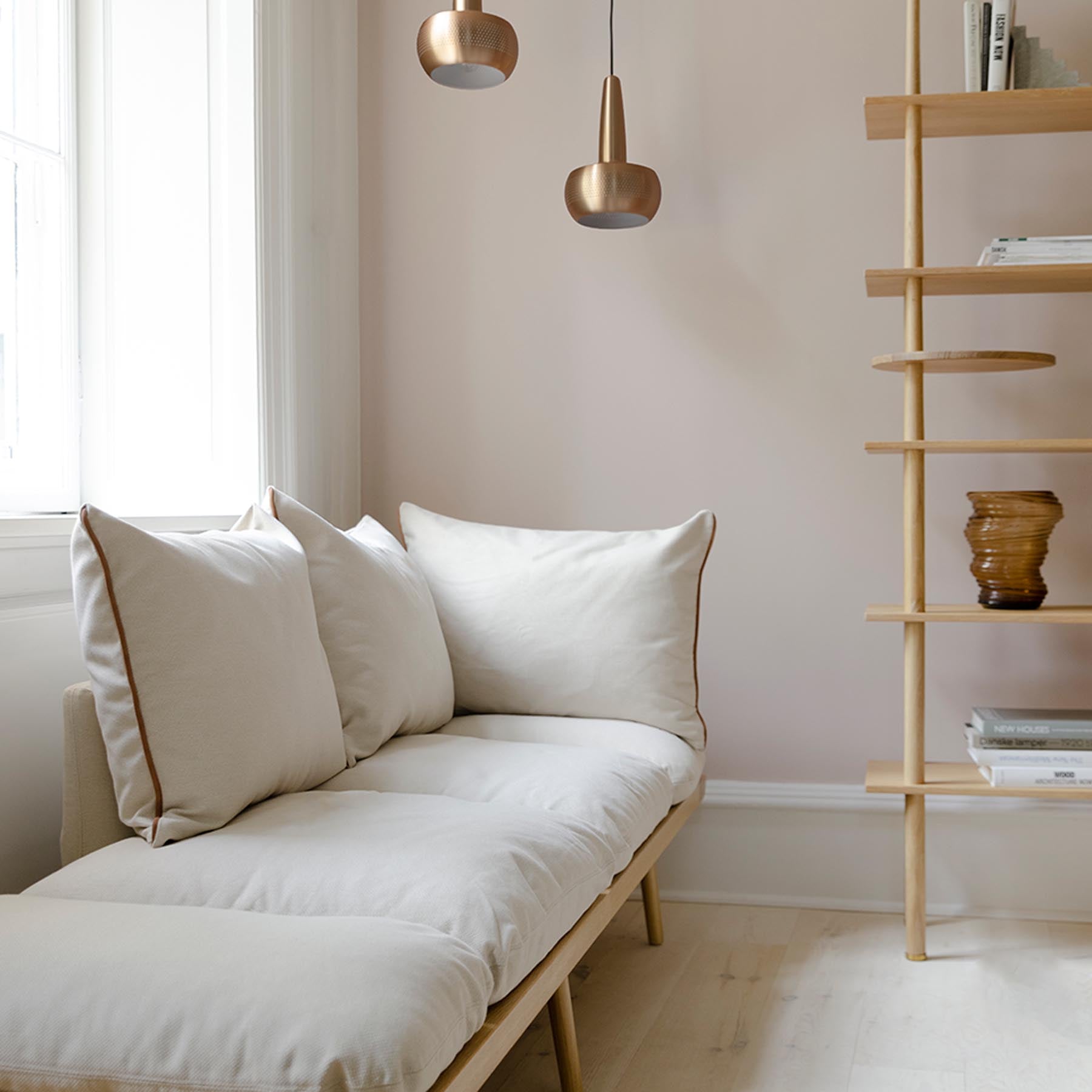 Modernes 3-Sitzer Sofa Lounge Around von Umage, perfekt für gemütliche Stunden und einladende Wohnräume in dezenten Farben.