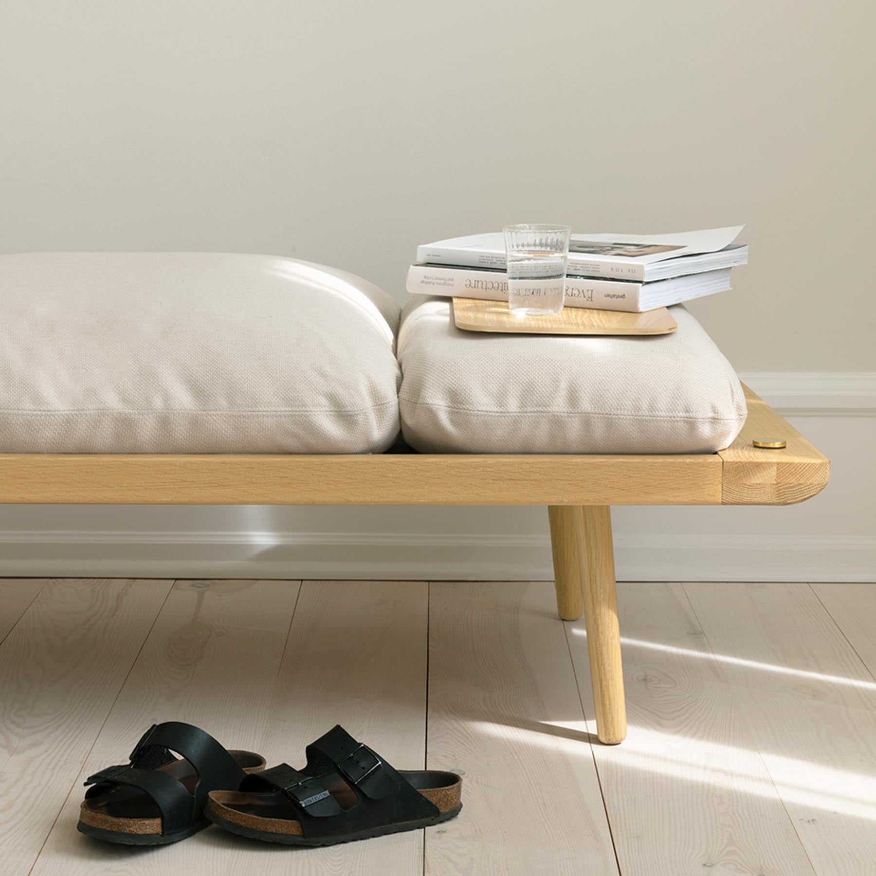 Gemütliches Lounge Around 1.5-Sitzer Sofa in hellen Farben, perfekt für entspannte Stunden und modernes Wohndesign von Umage.