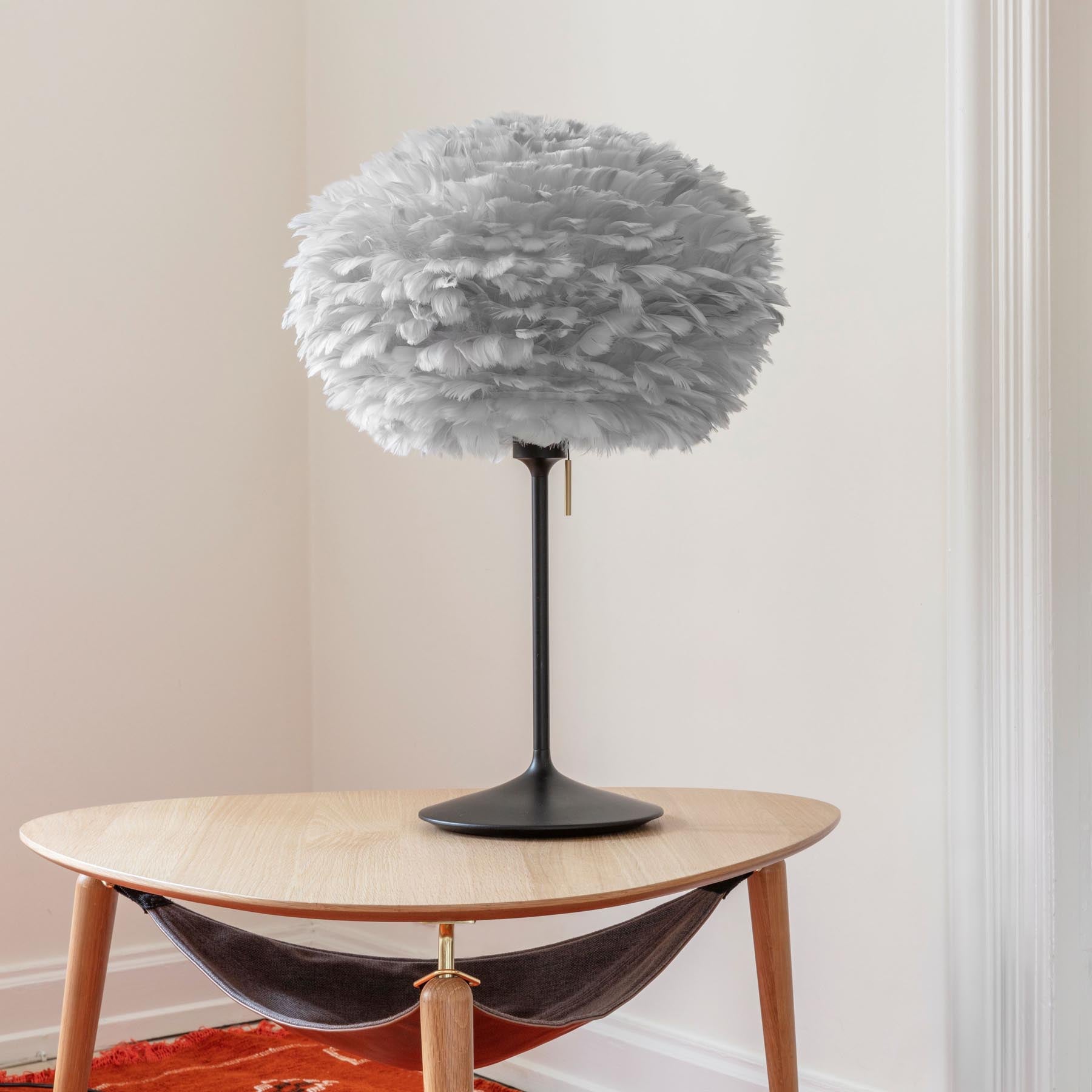 Eleganter Hang Out Beistelltisch von Umage, gefertigt aus edlem Messing, ideal für stilvolle Akzente in jedem Wohnambiente.