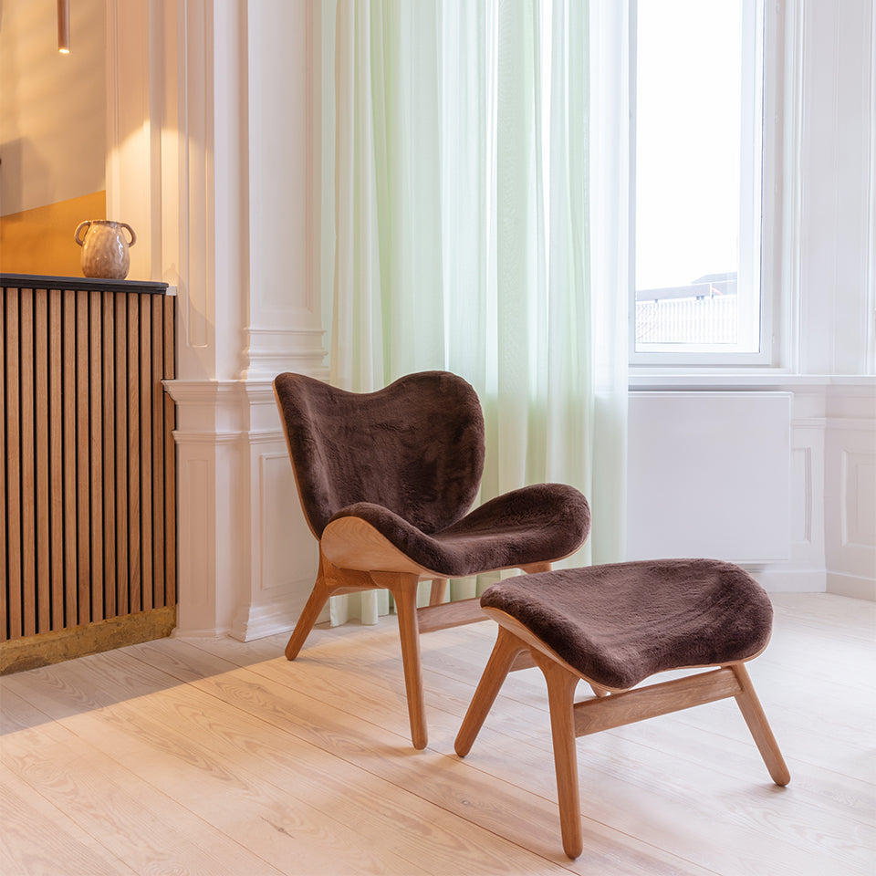 Eleganter Ottoman in Teddy Brown von Umage, ideal für stilvolle Wohnräume und gemütliche Gespräche.