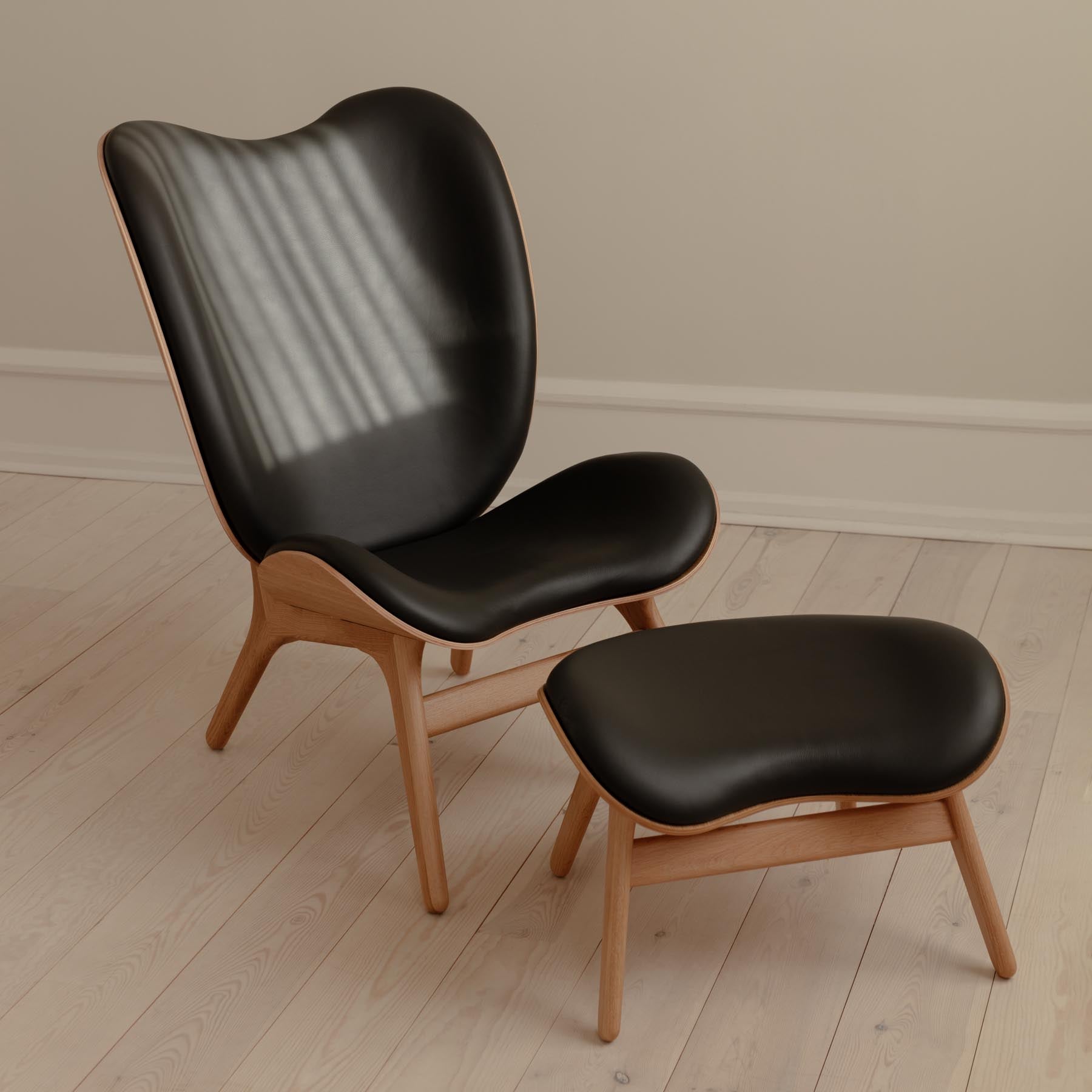 Moderner A Conversation Piece Tall Sessel von Umage in Schwarz, harmonisch in einem stilvollen Wohnraum platziert.