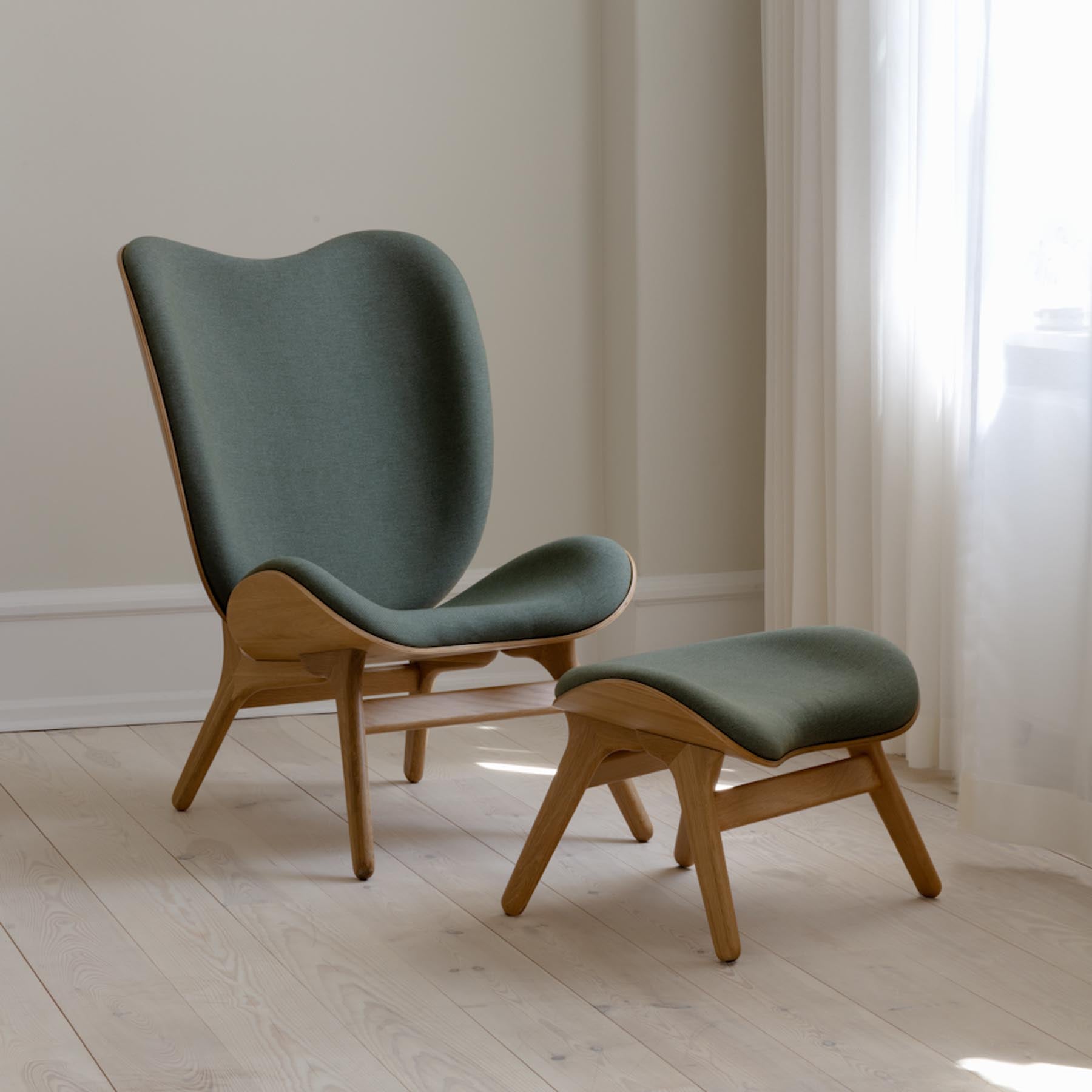 Eleganter A Conversation Piece Tall Sessel von Umage in sanften Farben, ideal für stilvolle Wohnräume und gemütliche Gespräche.