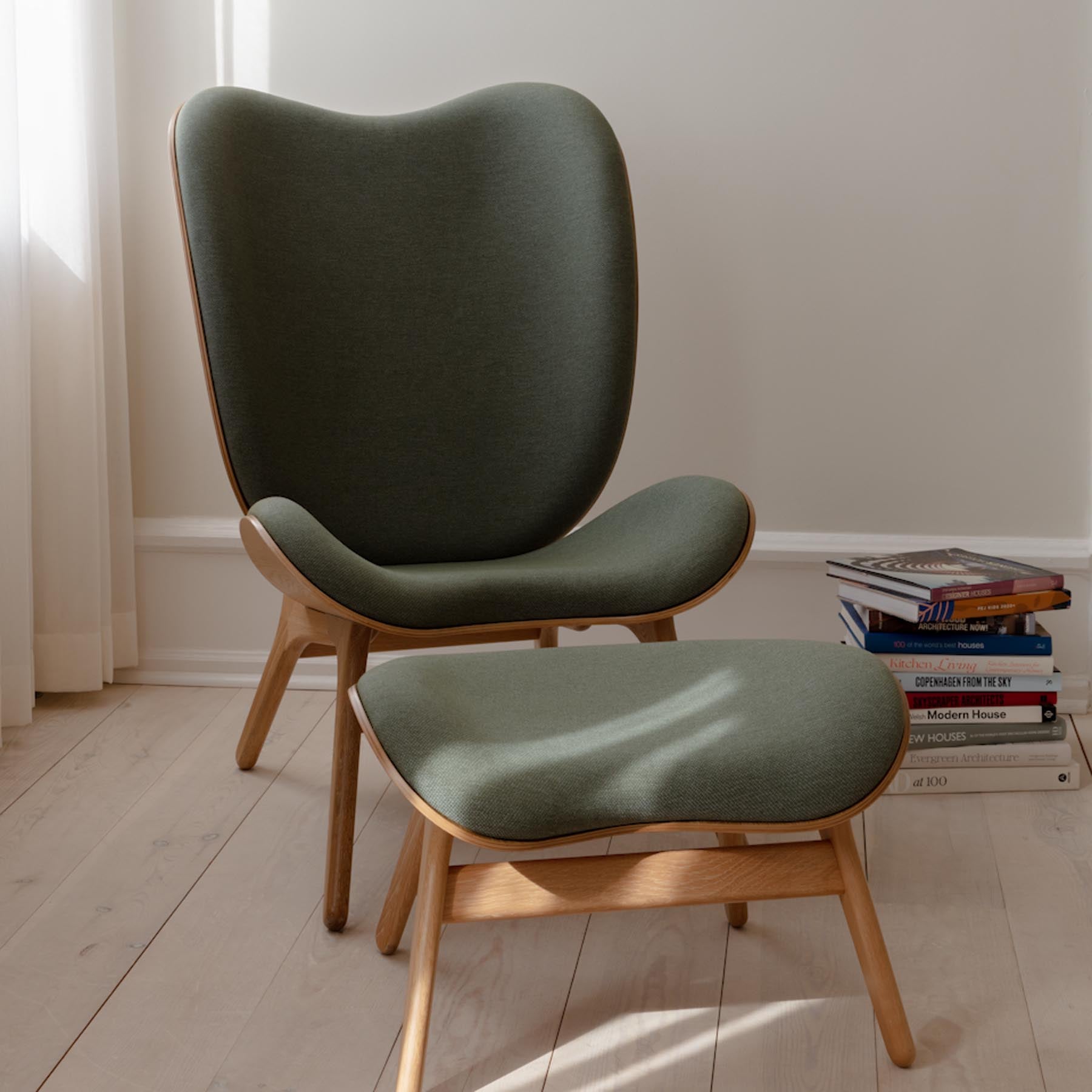 Moderner A Conversation Piece Tall Sessel von Umage, kombiniert Komfort und Design in sanften Tönen für einladende Wohnatmosphäre.
