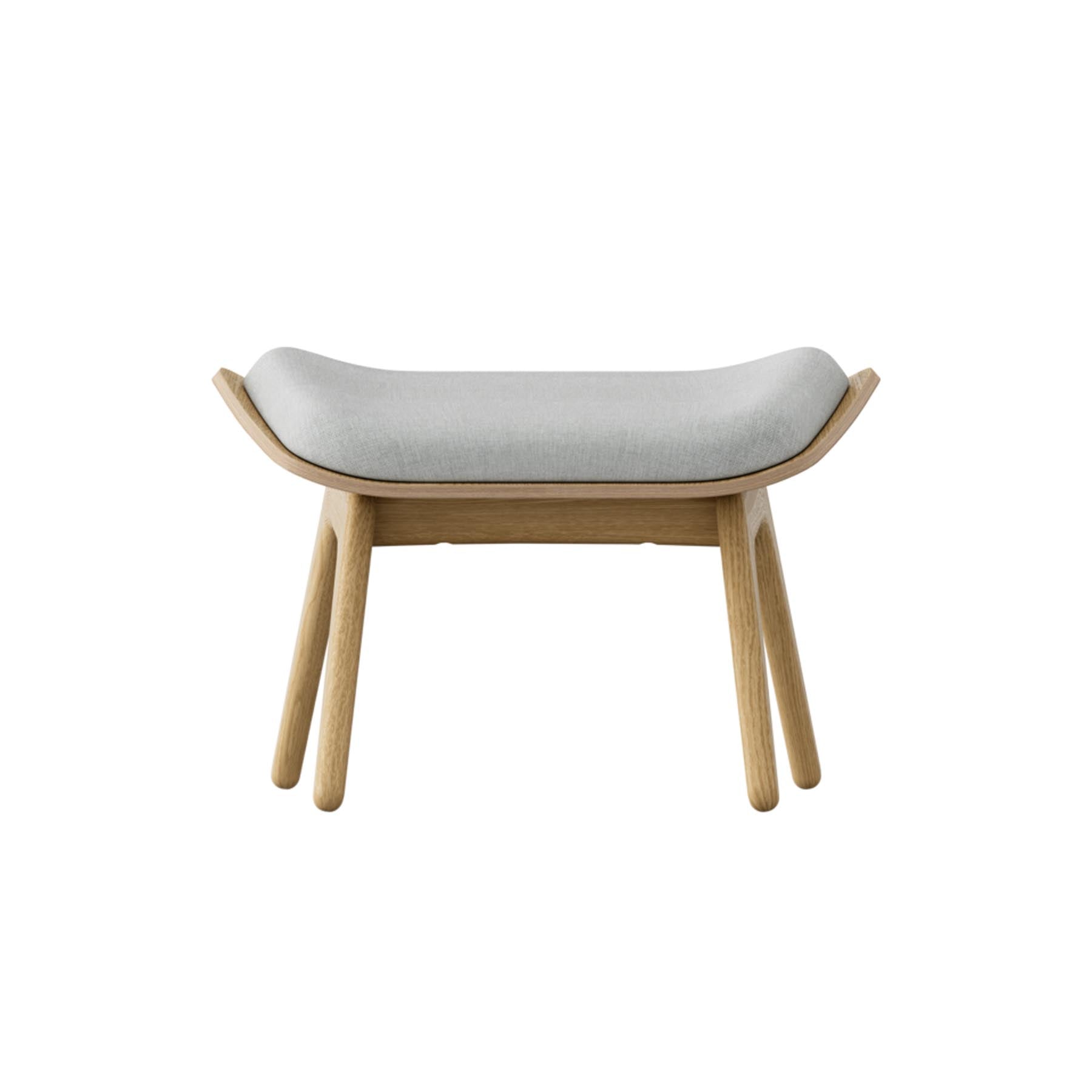 Eleganter Reader Ottoman in zeitlosem Sterling, ideal für gemütliche Leseecken und stilvolle Wohnräume.