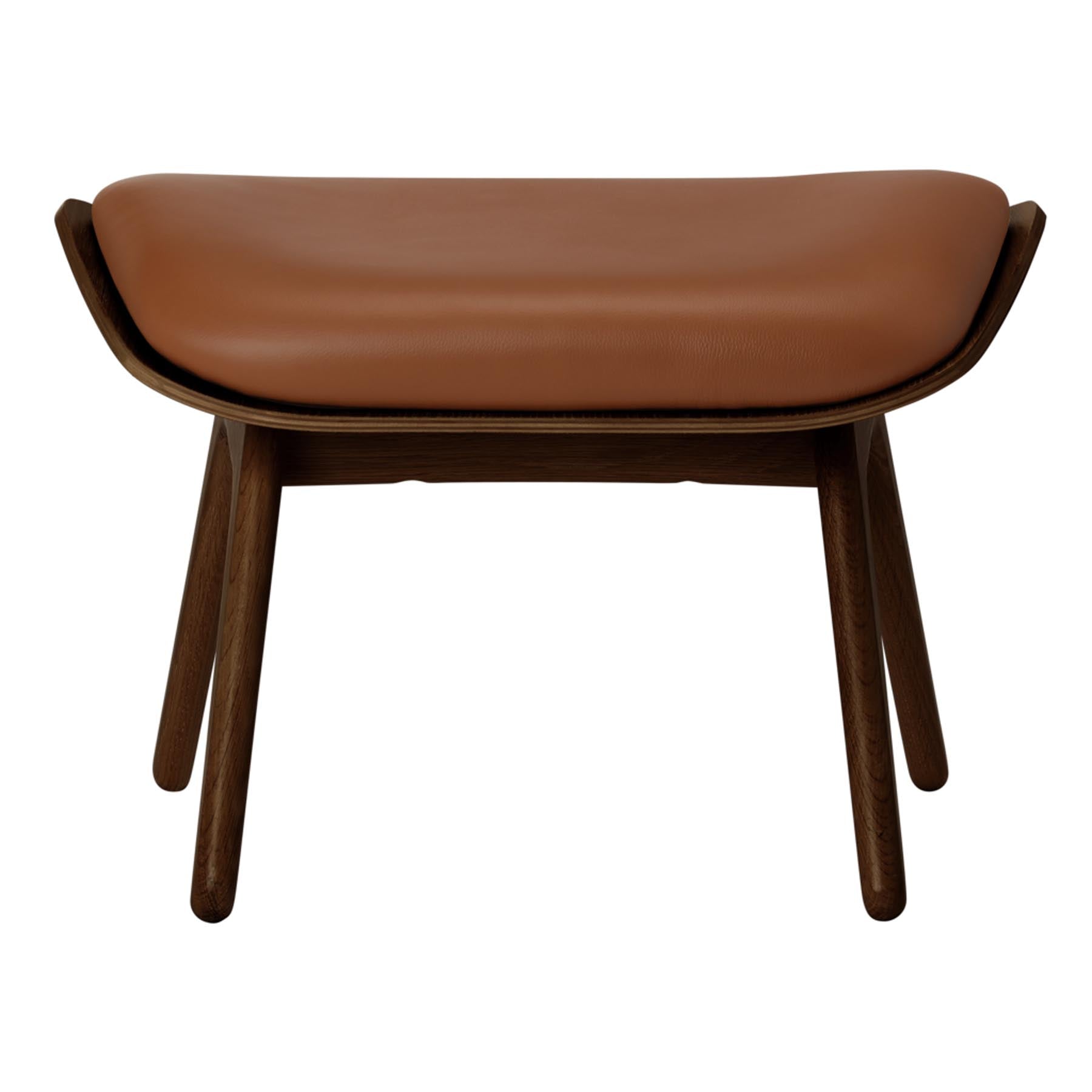Eleganter Reader Ottoman in warmem Cognac, ideal für gemütliche Leseecken und stilvolle Inneneinrichtungen, designt von Umage.