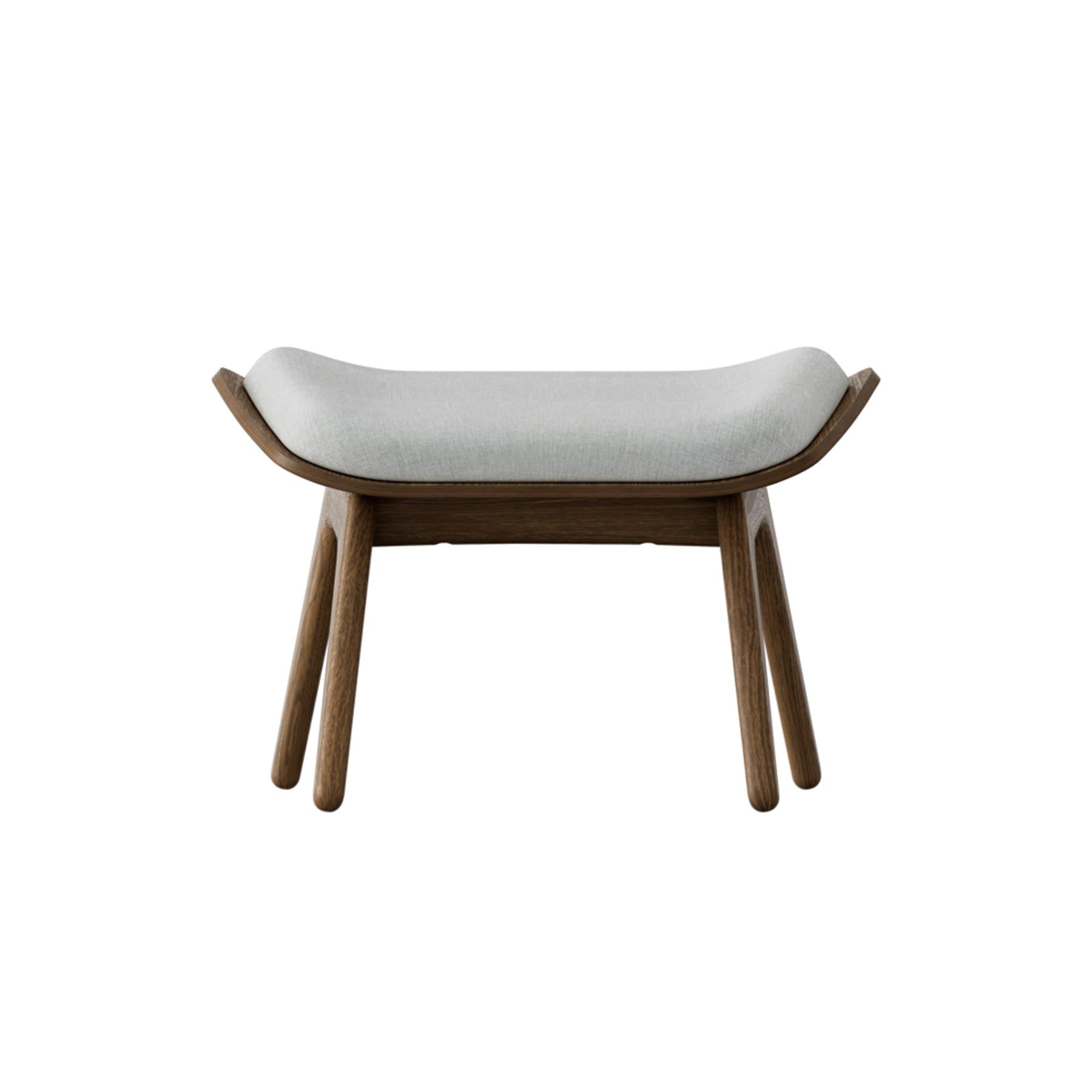 Eleganter Reader Ottoman in zeitlosem Sterling, ideal für gemütliche Leseecken und stilvolle Wohnräume.