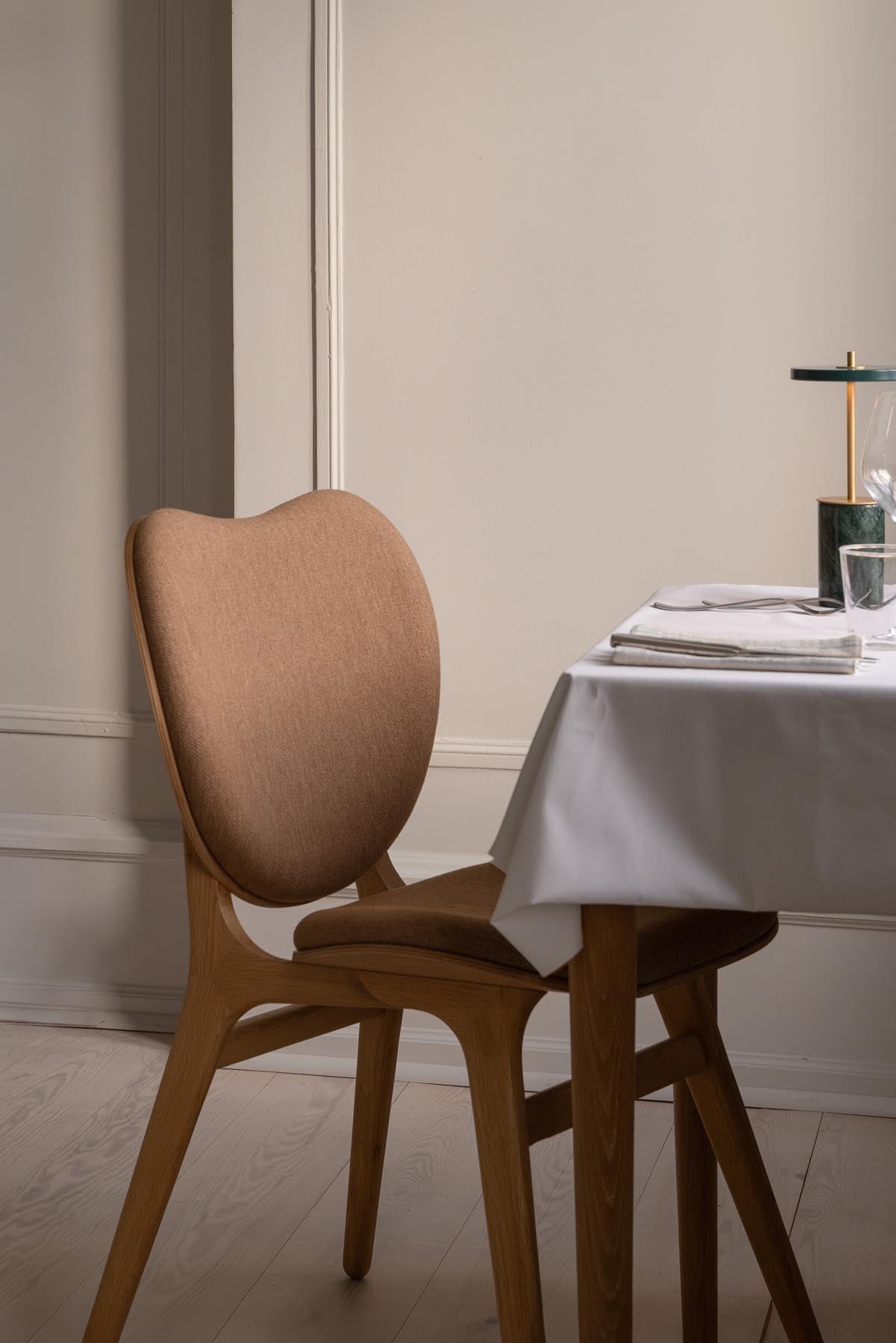 Stilvoller Esszimmerstuhl A Conversation Piece von Umage in warmem Sugar Brown, perfekt für einladende Essbereiche und gesellige Zusammenkünfte.