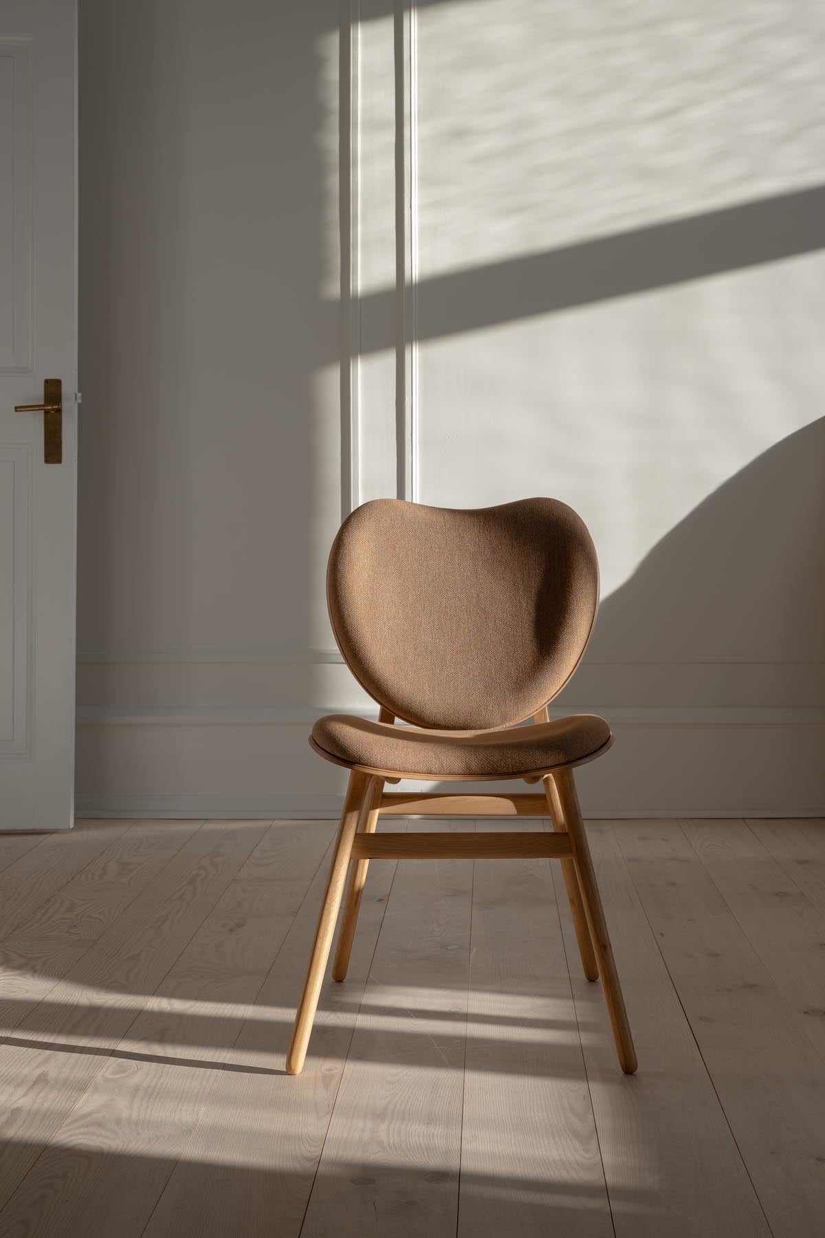 Eleganter Esszimmerstuhl A Conversation Piece von Umage in warmem Sugar Brown, ideal für gemütliche Esszimmer und gesellige Runden.