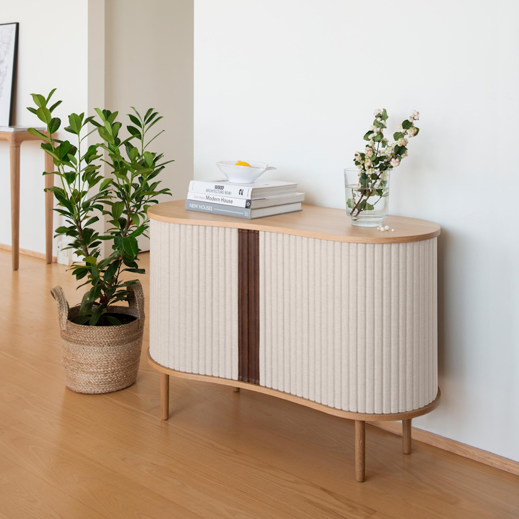 Elegantes Audacious Sideboard in sanften Weißtönen, ideal für stilvolle Wohnräume, präsentiert von Umage.