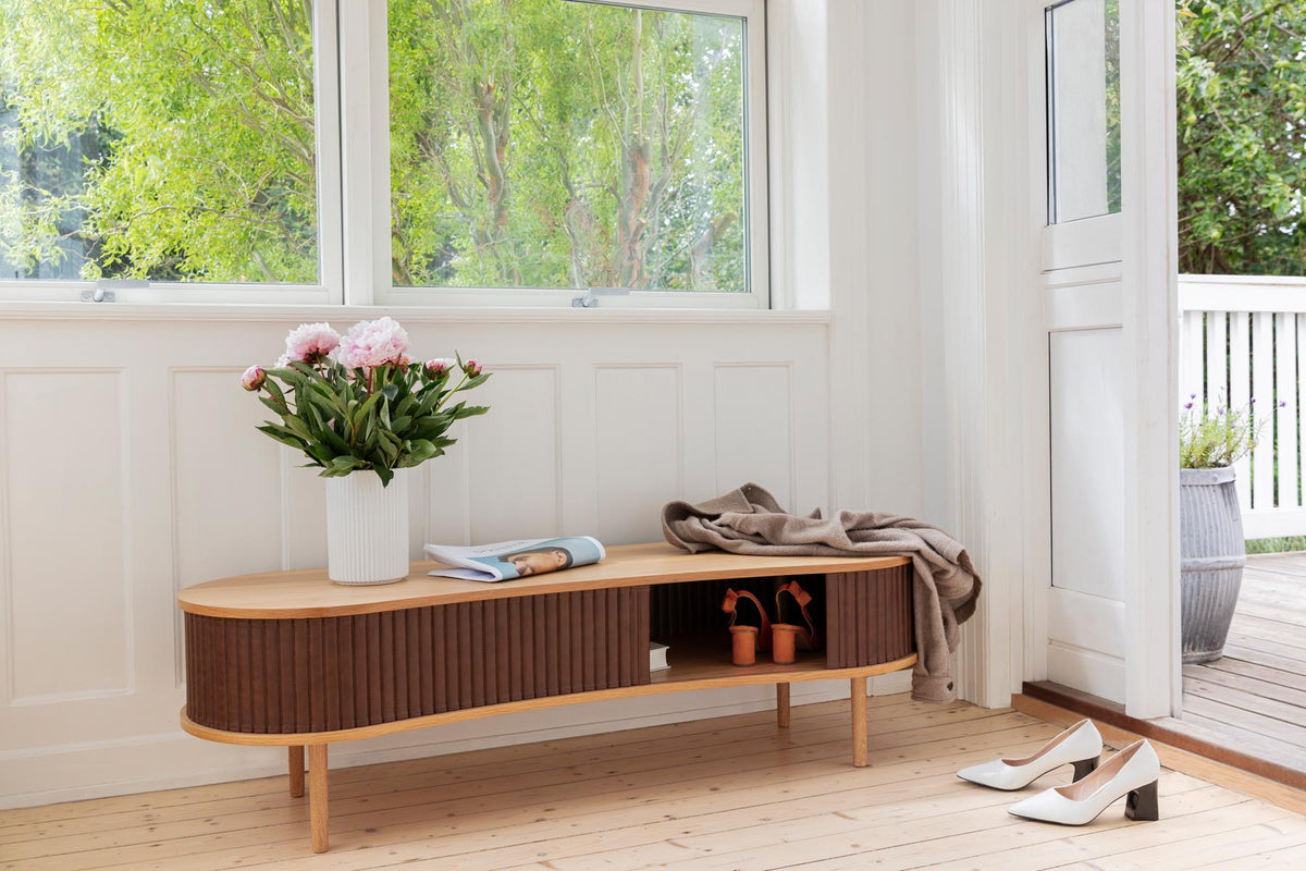 Audacious TV Bank in Hazelnut präsentiert im Onlineshop von KAQTU Design AG. TV-Möbel ist von Umage