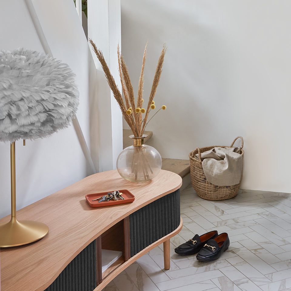 Audacious TV Bank in Shadow präsentiert im Onlineshop von KAQTU Design AG. TV-Möbel ist von Umage