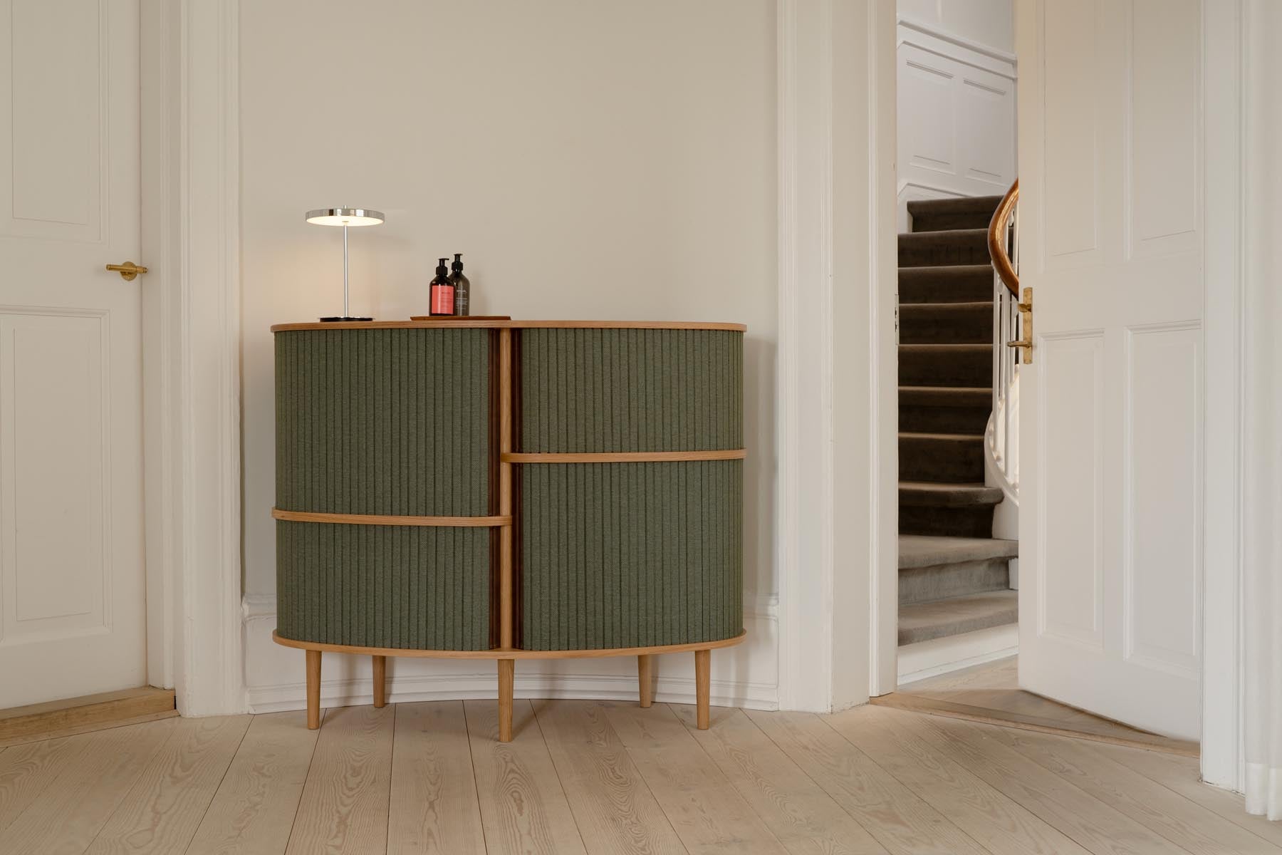 Elegantes Highboard Audacious von Umage, in harmonischen Farben, ideal für eine stilvolle und moderne Wohnraumgestaltung.