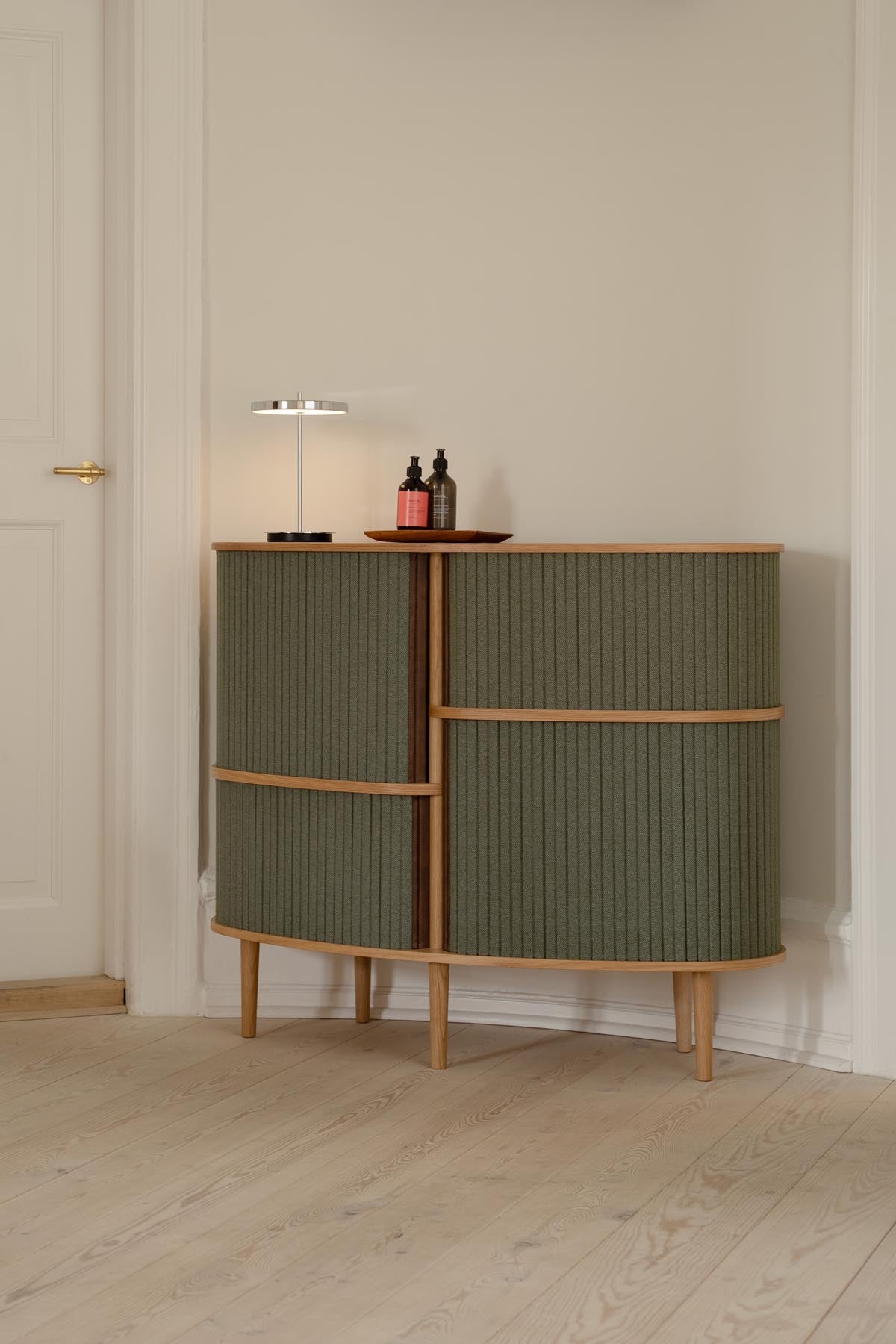 Modernes Highboard Audacious von Umage, stilvoll und funktional, perfekt für die kreative Einrichtung Ihres Wohnzimmers.