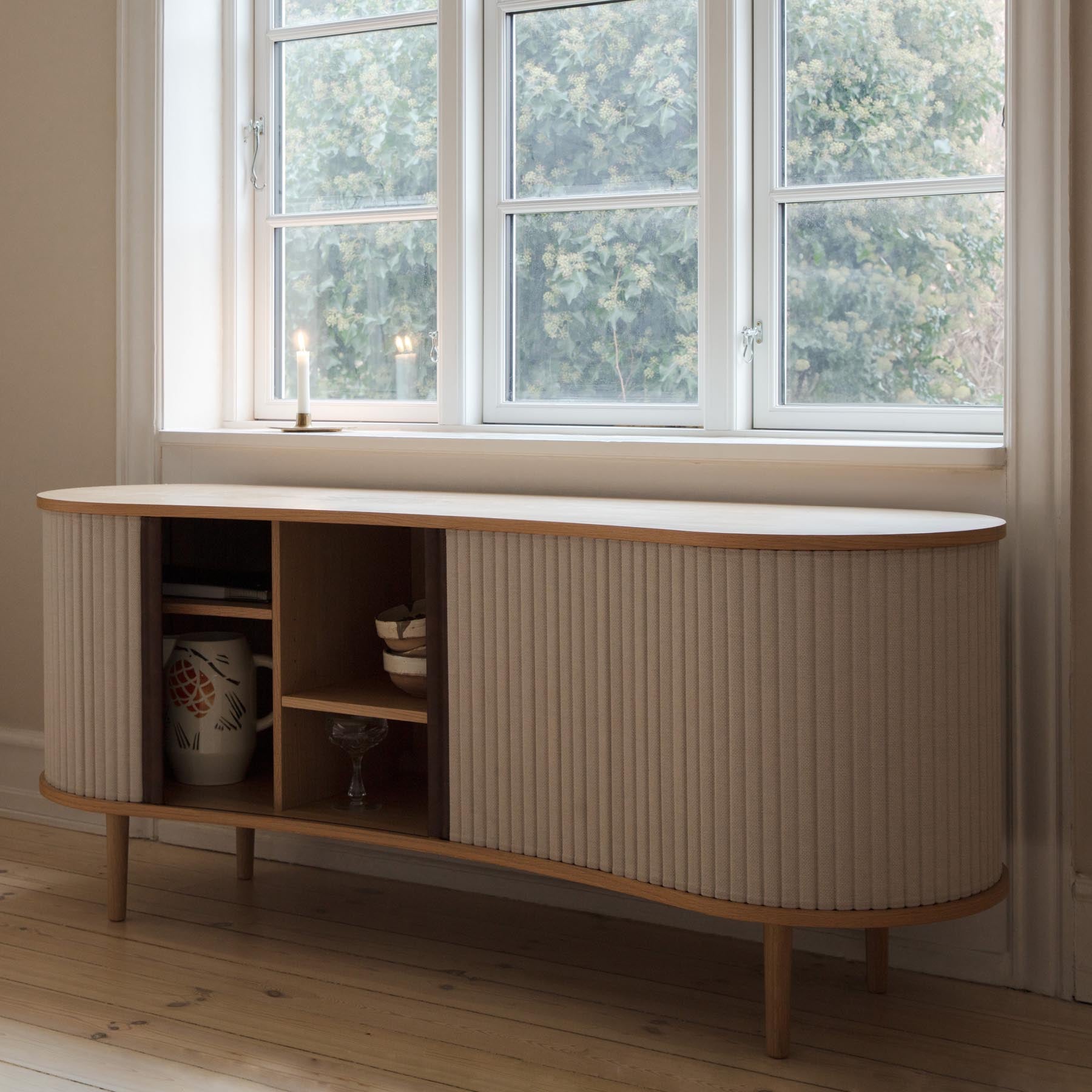 Modernes Audacious Sideboard von Umage, das mit seinem stilvollen Design und der edlen Oberflächenstruktur jeden Wohnraum aufwertet.