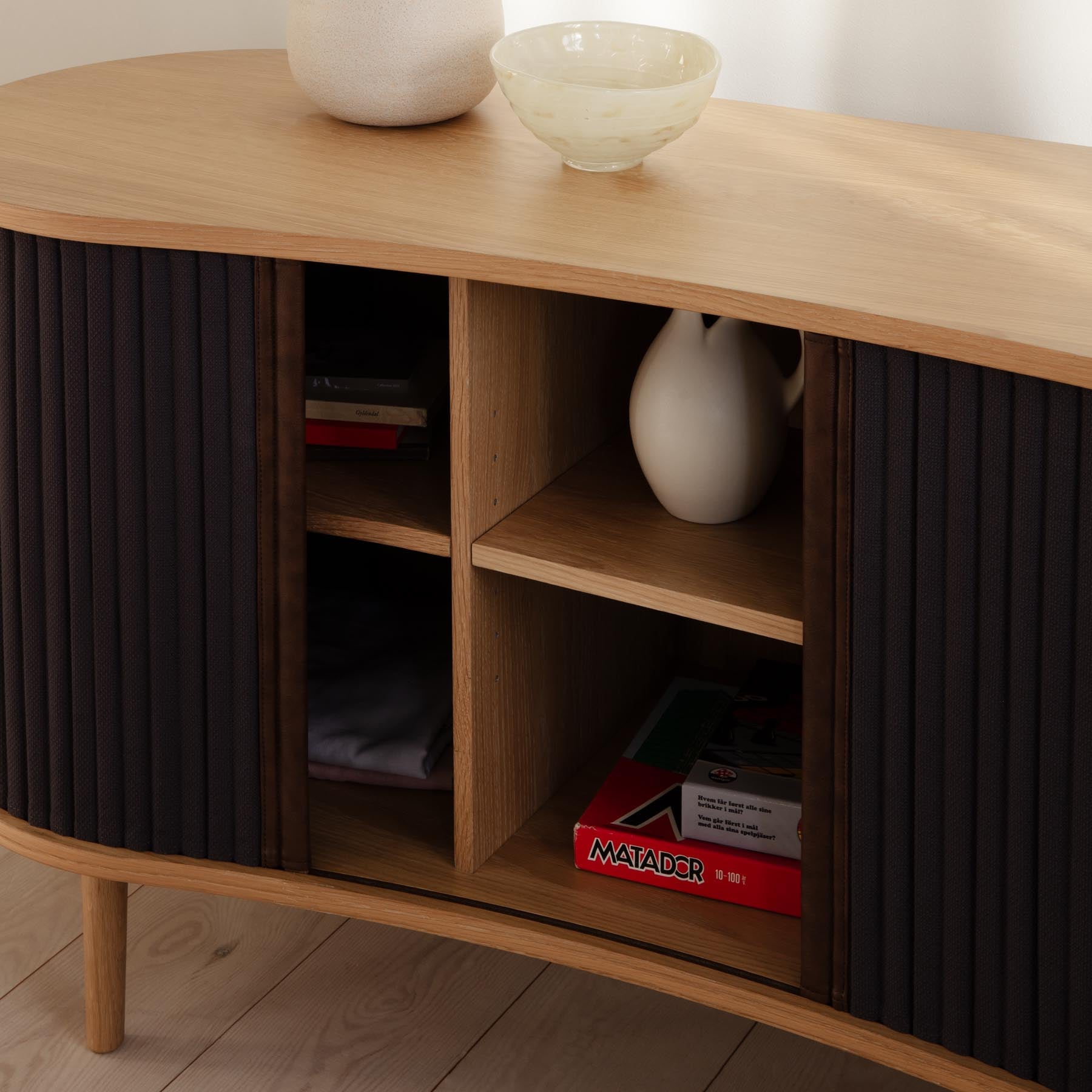 Elegantes Audacious Sideboard von Umage, das mit seinem minimalistischen Design und harmonischen Farben jeden Raum aufwertet.