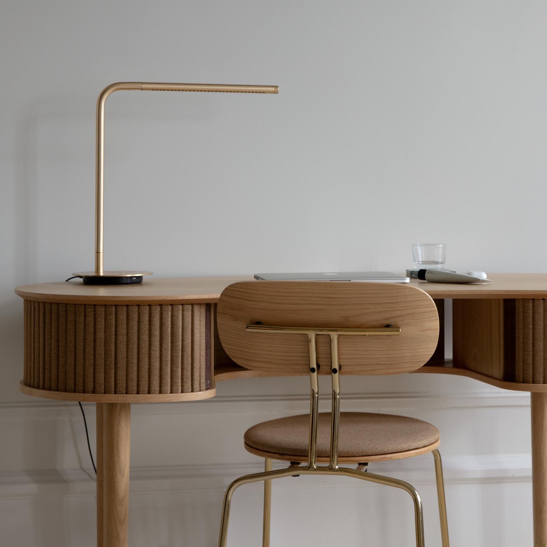 Moderner Audacious Schreibtisch in Sugar Brown von Umage, perfekt für kreative Arbeitsplätze und zeitgemäße Einrichtung.