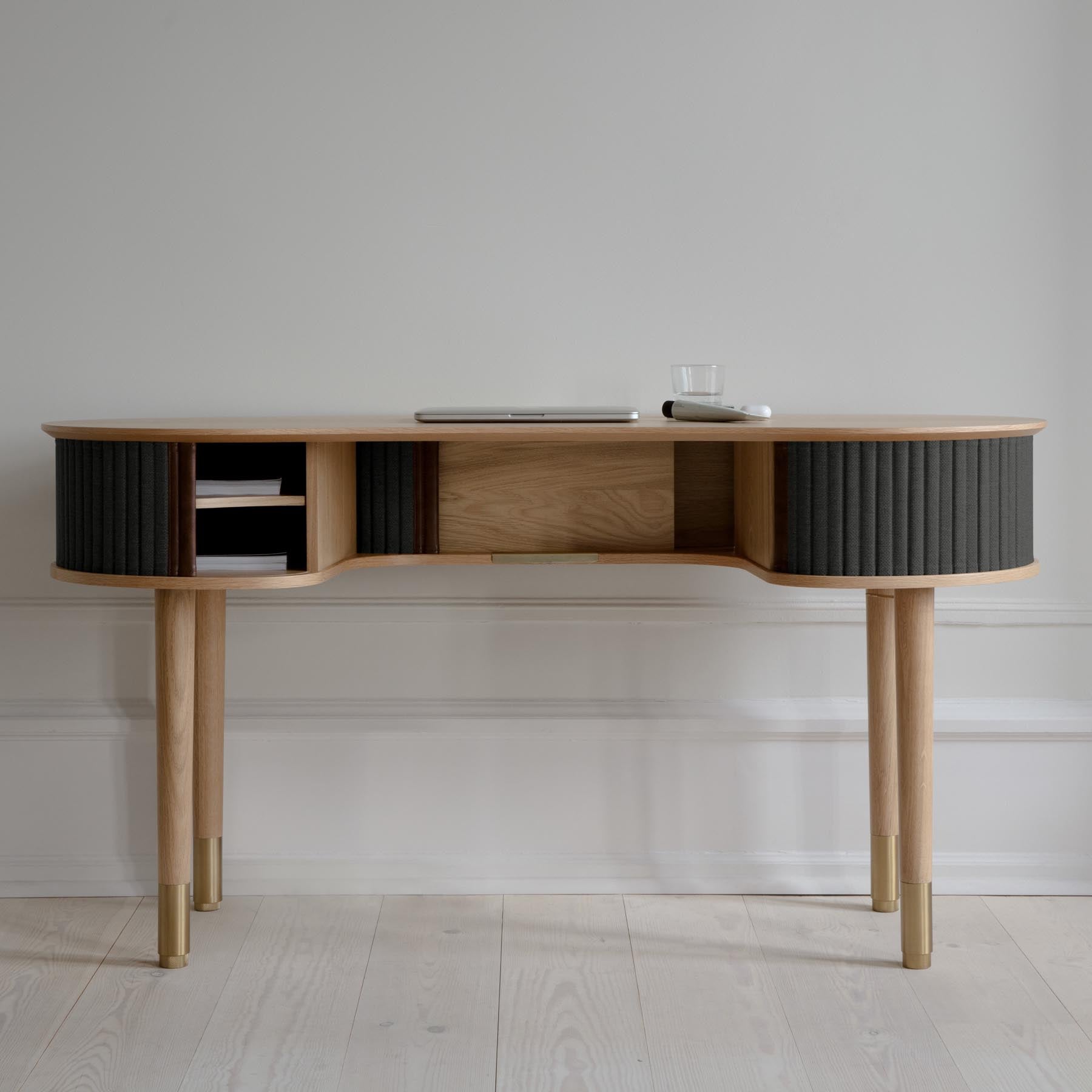 Eleganter Audacious Schreibtisch in Shadow von Umage, stilvoll inszeniert in modernem Arbeitsumfeld, ideal für kreative Büros.