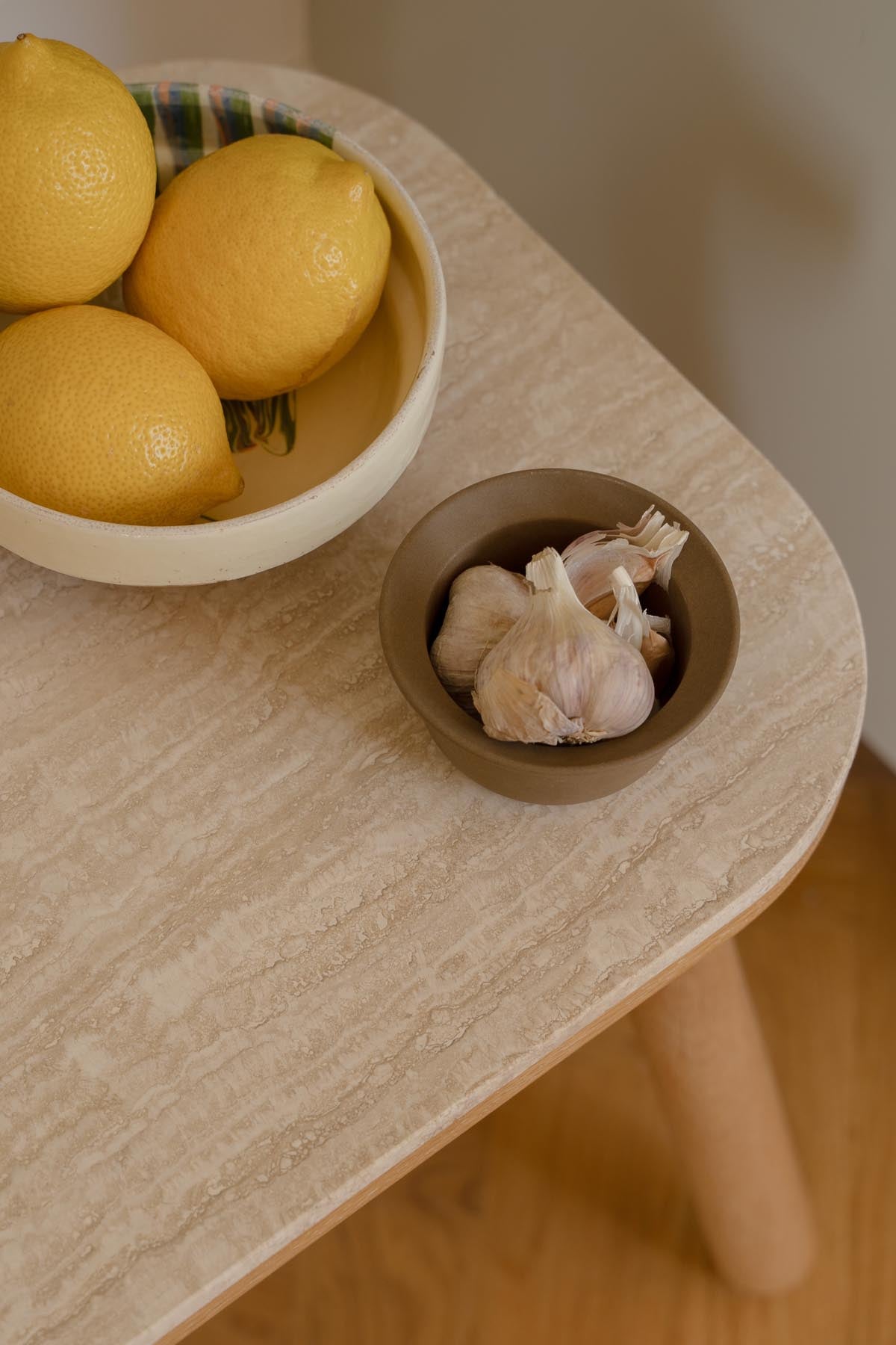 Paff low Beistelltisch in Travertine präsentiert im Onlineshop von KAQTU Design AG. Beistelltisch ist von Umage