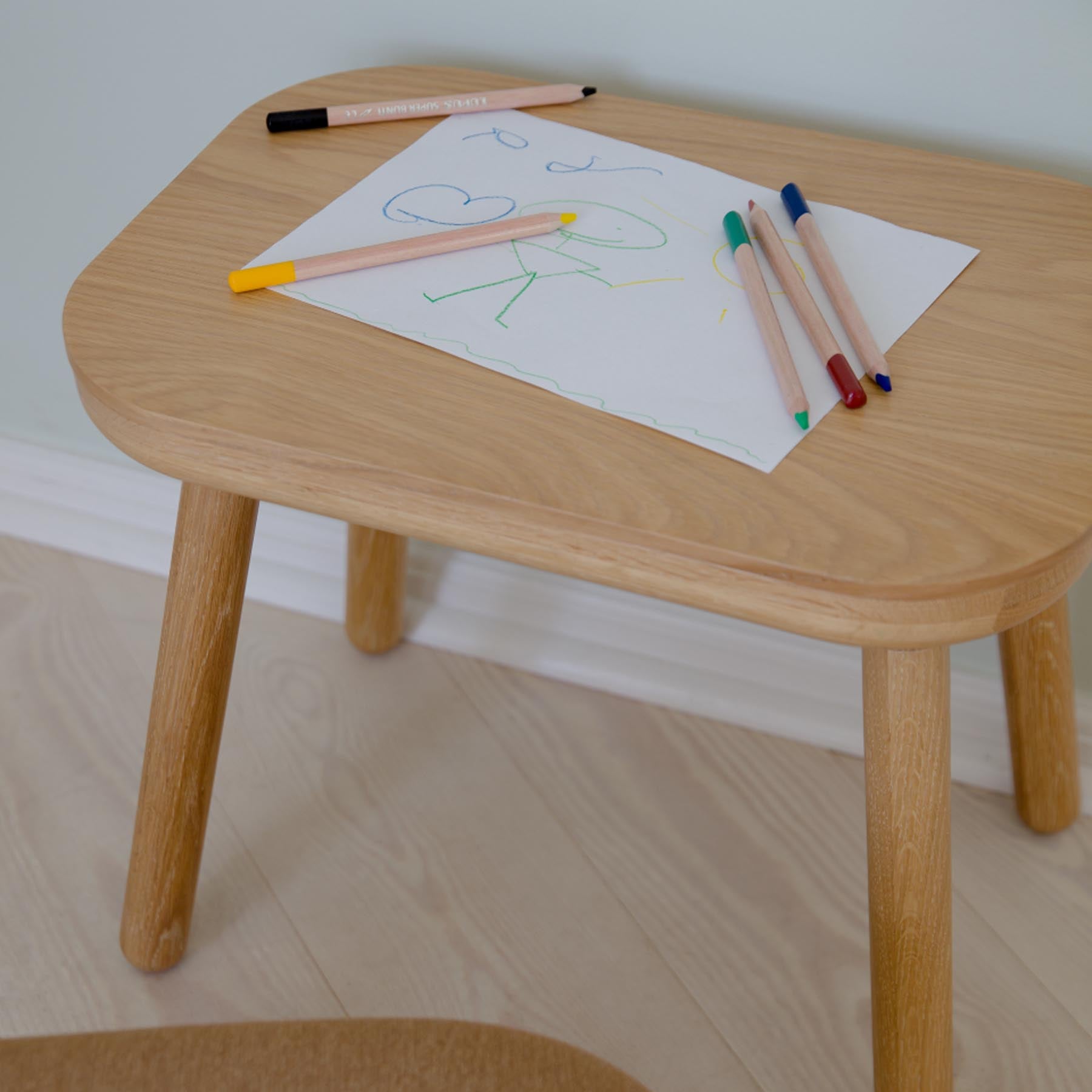 Eleganter Paff low Beistelltisch von Umage, gefertigt aus edler Eiche, ideal für zeitgemäße Wohnräume und geschmackvolle Einrichtung.