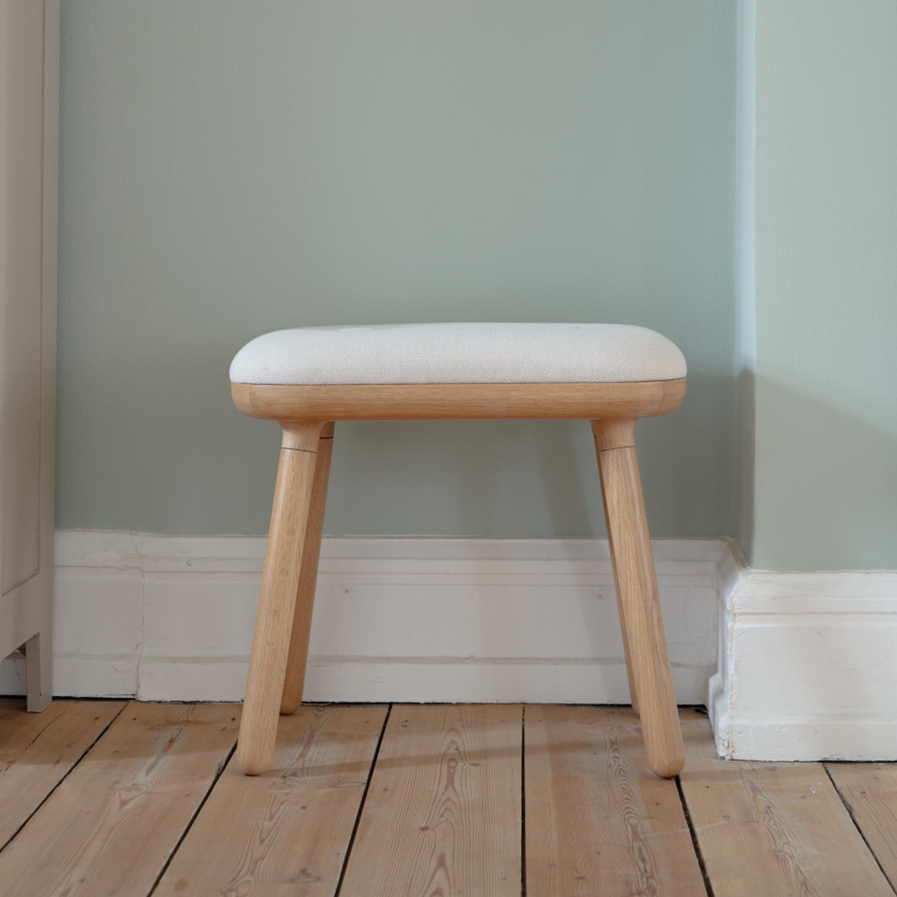 Moderner Paff low Hocker in edlem Sterling, der Funktionalität und Stil vereint. Ideal für jedes zeitgenössische Zuhause von Umage.