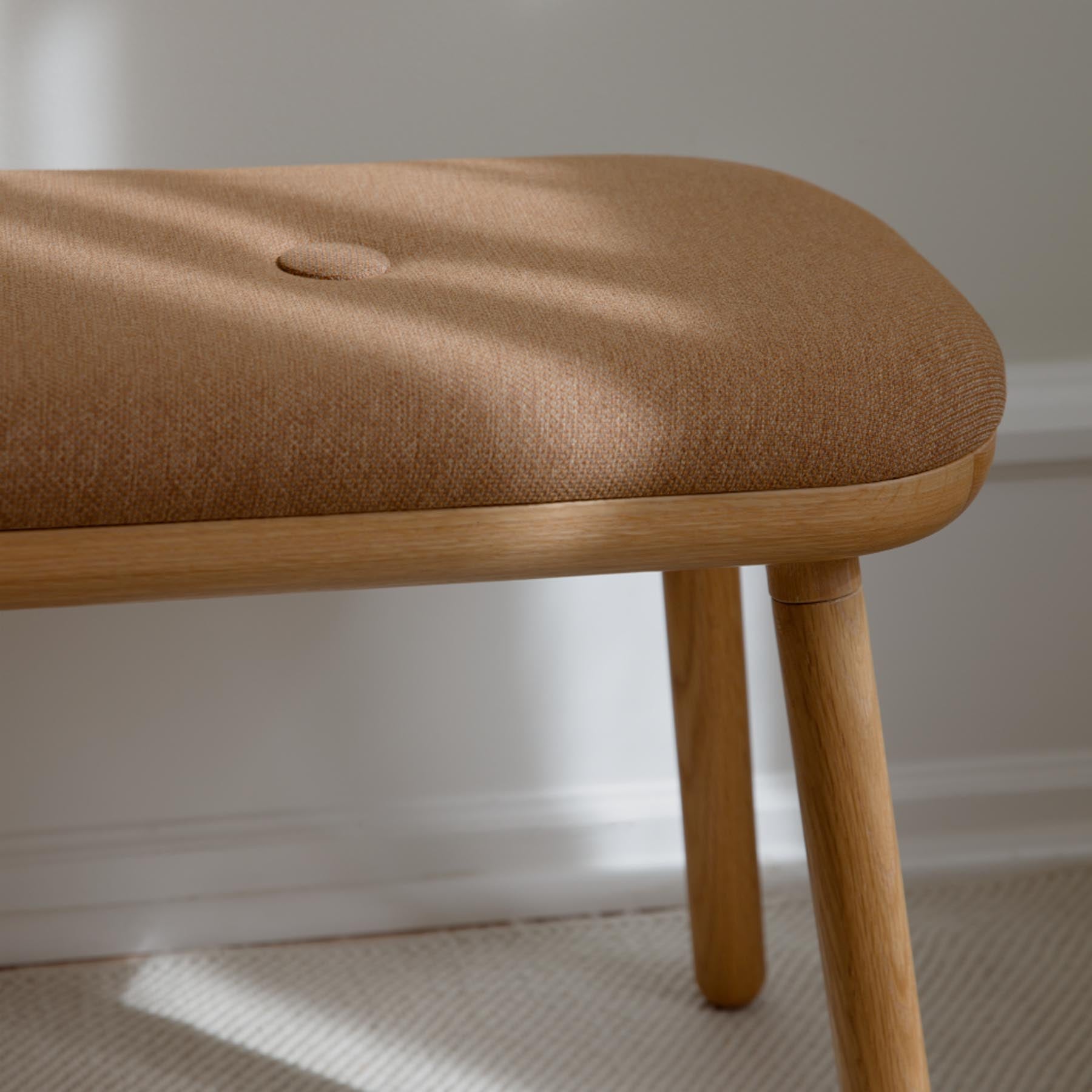 Elegante Paff low Bank in warmem Sugar Brown, ideal für stilvolle Wohnräume. Perfekte Kombination aus Komfort und modernem Design.