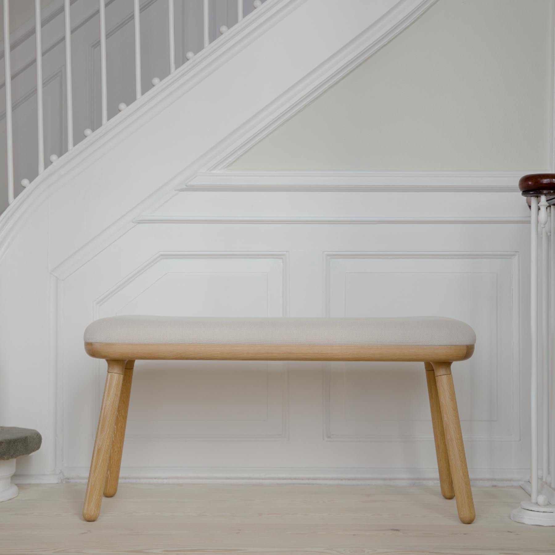 Elegante Paff low Bank in sanften Sandtönen, ideal für moderne Wohnräume. Stilvolles Design von Umage für Komfort und Ästhetik.