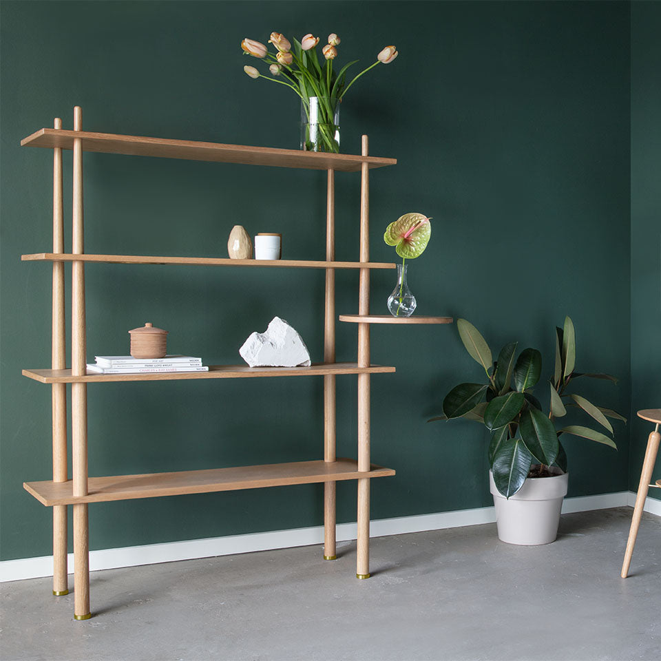Elegantes Stories Regal aus Eiche mit drei stilvollen Aufbewahrungsboxen, ideal für eine moderne und aufgeräumte Wohnatmosphäre.