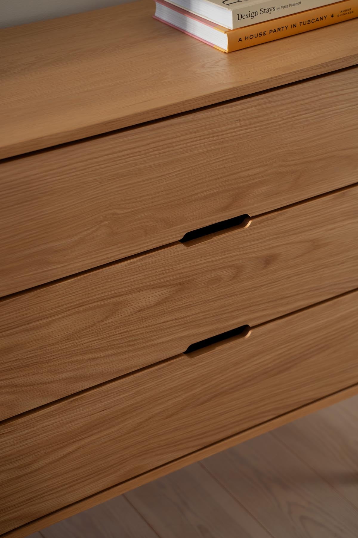 Treasures Dresser in Shadow präsentiert im Onlineshop von KAQTU Design AG. Kommode ist von Umage