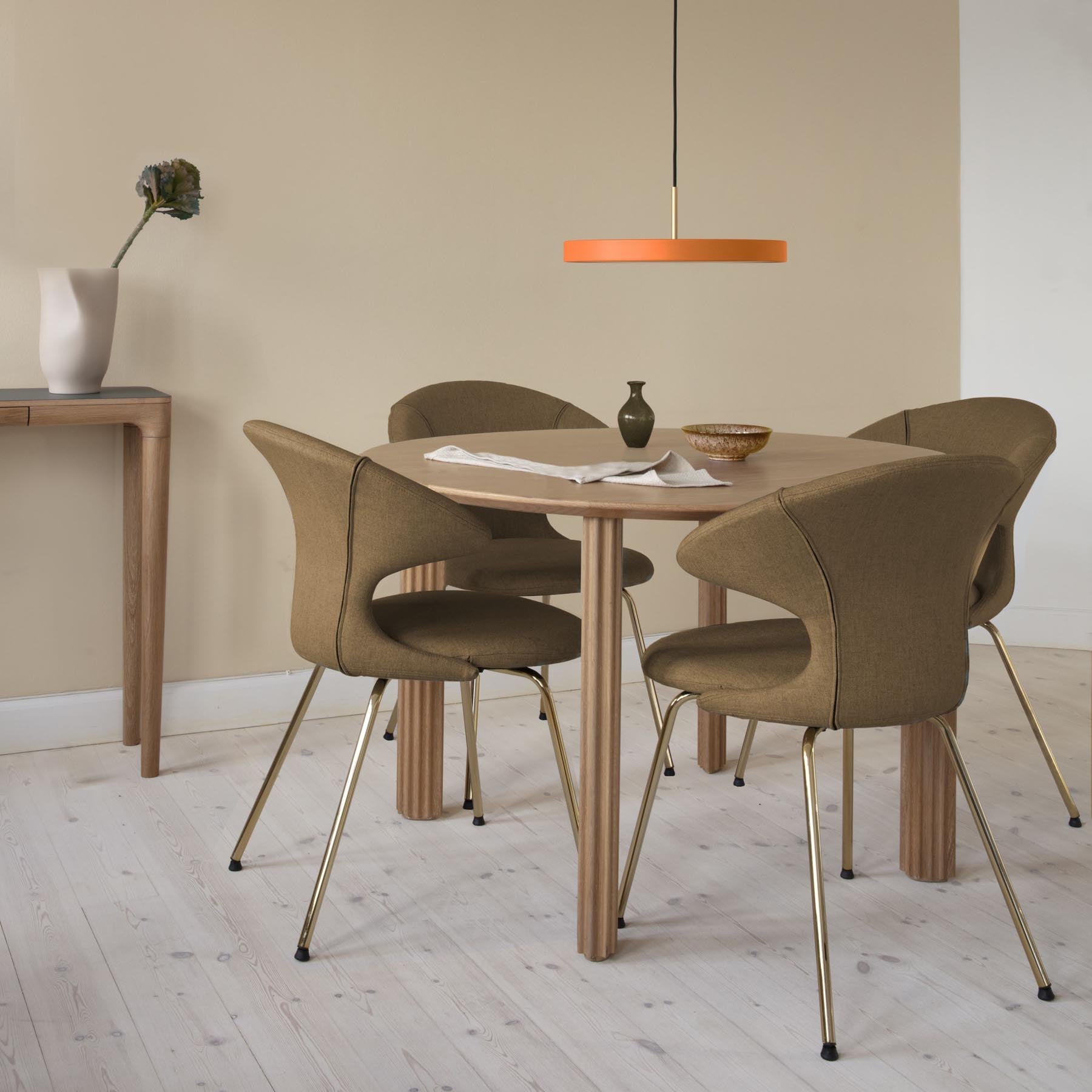 Moderner Comfort Circle Esstisch von Umage aus hochwertiger Eiche, perfekt für gemütliche Esszimmer und gesellige Runden.