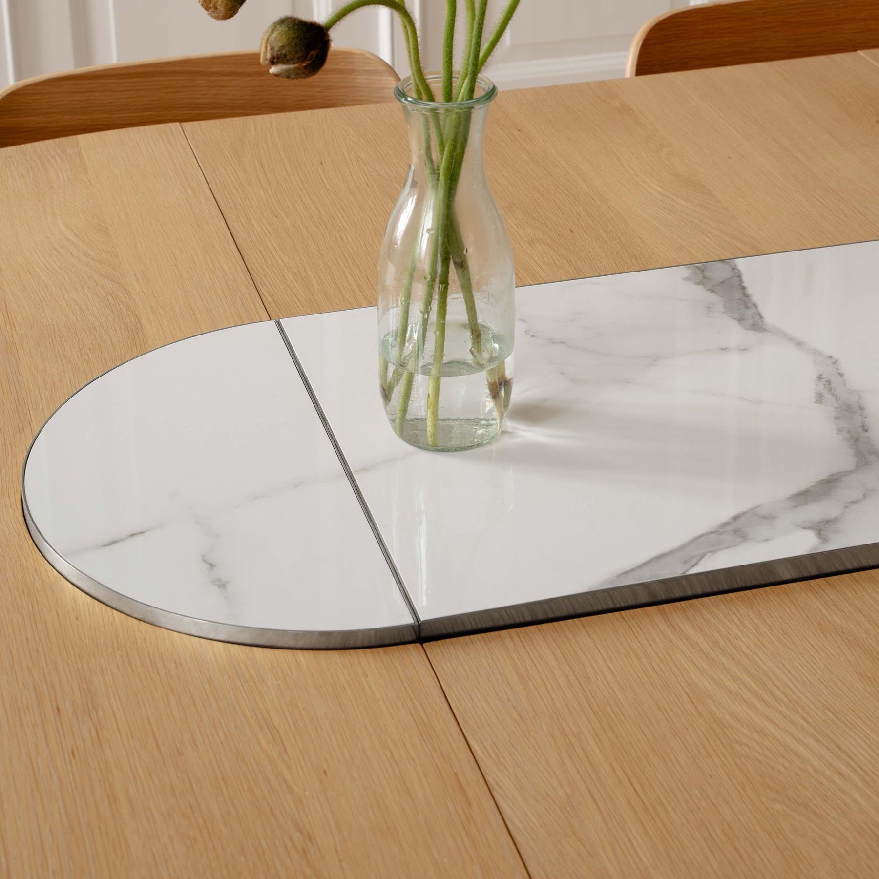 Eleganter Comfort Circle Esstisch von Umage, ausziehbar und in stilvollem Bianco steel/Rippled Design, ideal für gesellige Runden.