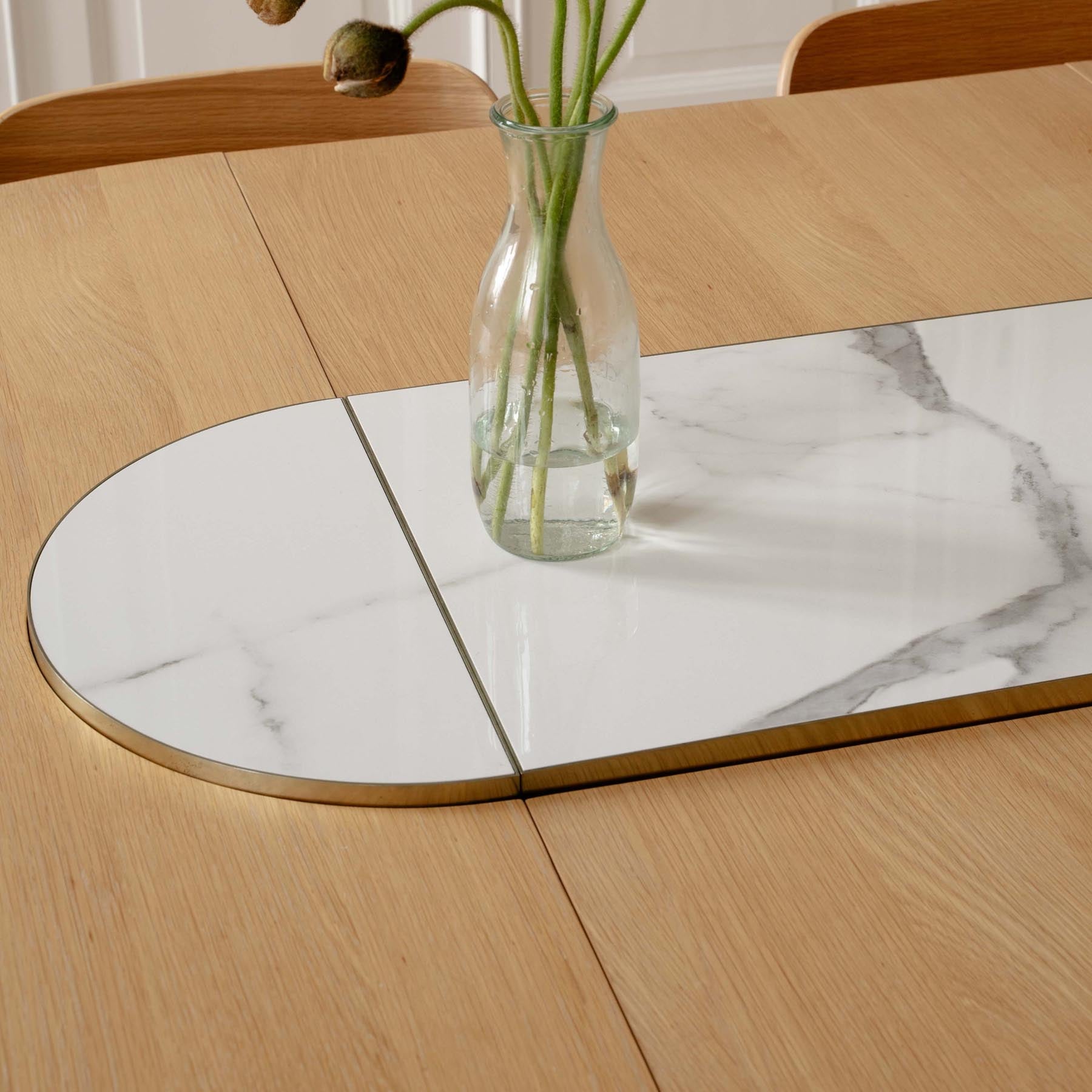 Eleganter Comfort Circle Esstisch von Umage, ausziehbar und in stilvollem Bianco brass/Rippled Design, ideal für moderne Essbereiche.