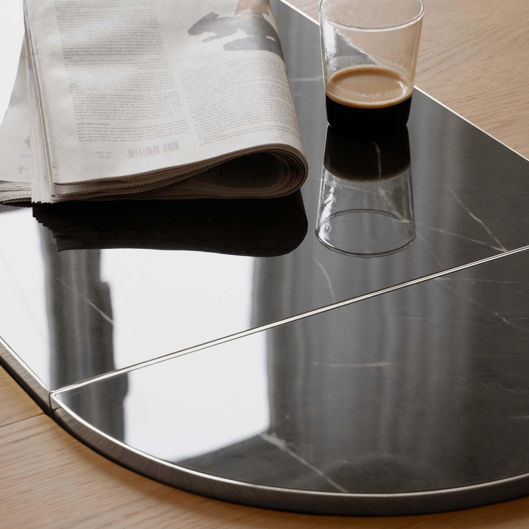 Moderner, ausziehbarer Comfort Circle Esstisch von Umage in Nero steel/Rippled Design, perfekt für gemütliche Essensmomente.